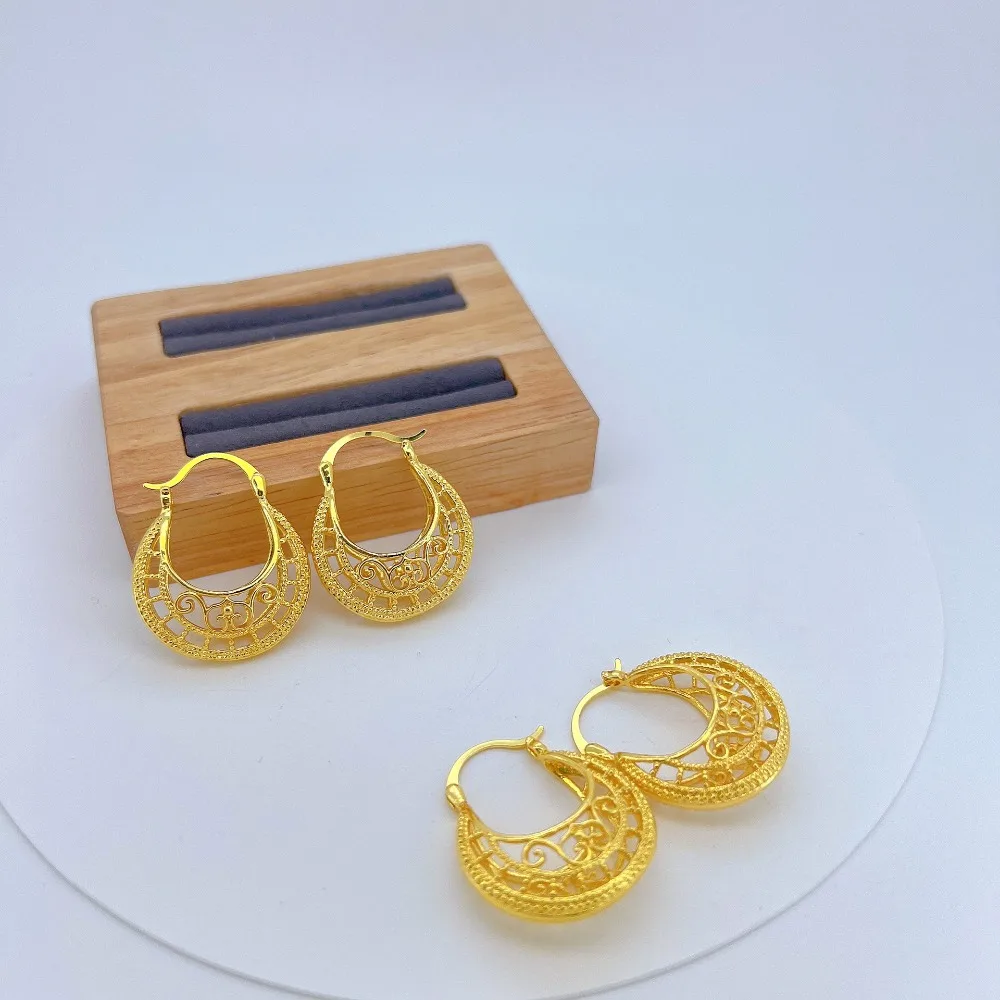 

2 Pairs Copper Gold Plating U-shaped Hollow Earrings European American Vintage Ear Cuffs Light Luxury Charm Jewelry for Women