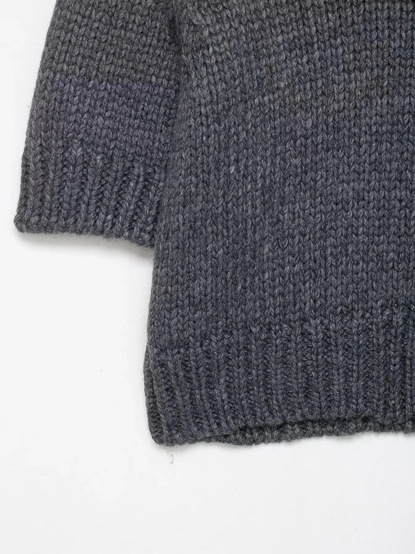 KONDALA Damski Sweter Casual Chic z Dekoltem w Serek, Krótki Rękaw, Dopasowany Sweter Dzianinowy, Modny Sweter na Jesień 2025, Elegancki Sweter Damski