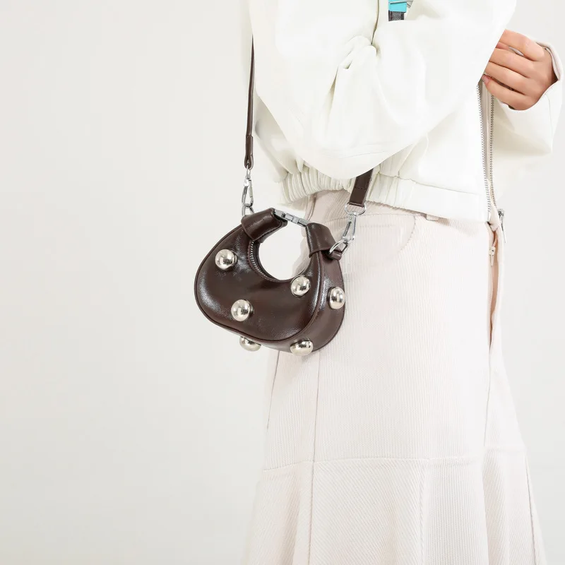 แฟชั่น Mini Half Moon Design Crossbody กระเป๋าบุคลิกภาพ Rivet Soft Pu หนังกระเป๋าถือขนาดเล็กแนวโน้มหญิงลิปสติกกระเป๋า Hobo