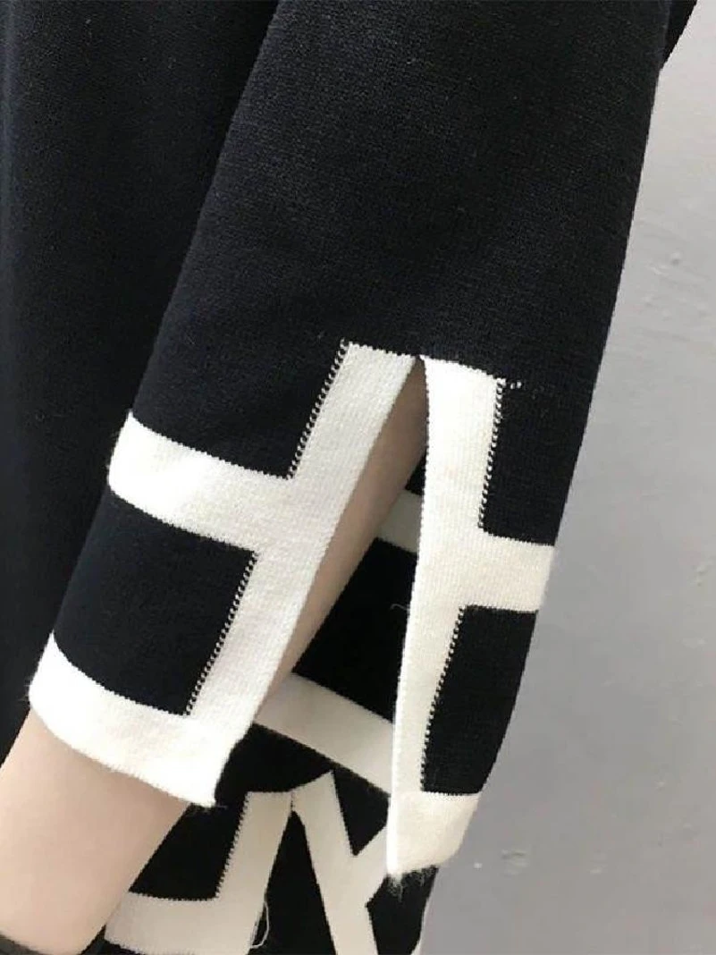 completo-coordinato-in-maglia-alla-moda-per-taglie-forti-primavera-estate-anti-eta-con-pantaloni-a-gamba-larga-che-coprono-la-pancia-e-design-con-spacco