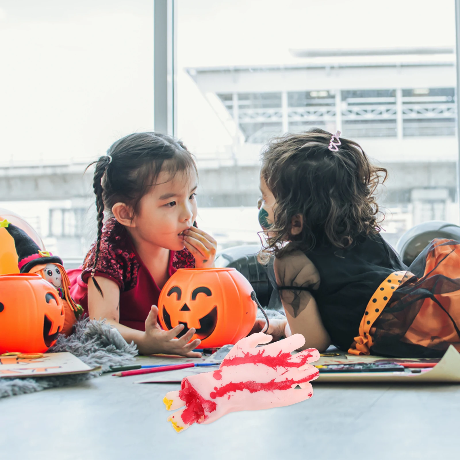 1 Pasang Aksesoris Tangan Palsu Halloween Dekorasi Horor Prank Menyeramkan untuk Pesta Panggung Warna Kulit Tangan Mati Fotografi Rumah Hantu
