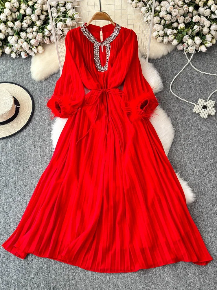 Vestido largo hoado deco con plumas de avestruz, escote con diamantes incrustados, falda acampanada de cintura alta de ...