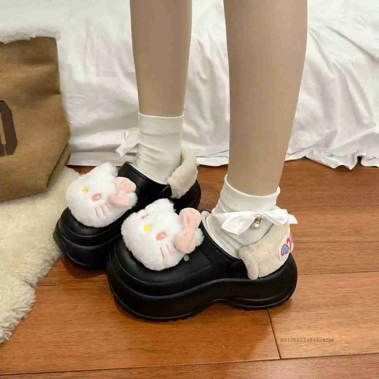 Sanrio Hello Kitty Cute Girl Thick Soled Plush Hole Shoes Women's Winter New Design Fashion Home Shoes Casual Versatile Slippers