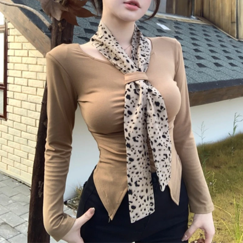 V-neck Leopard Scarf Sexy Long-sleeved T-shirt Women 2024 Autumn New High Street Fashion Pleated Irregular Casual Tops