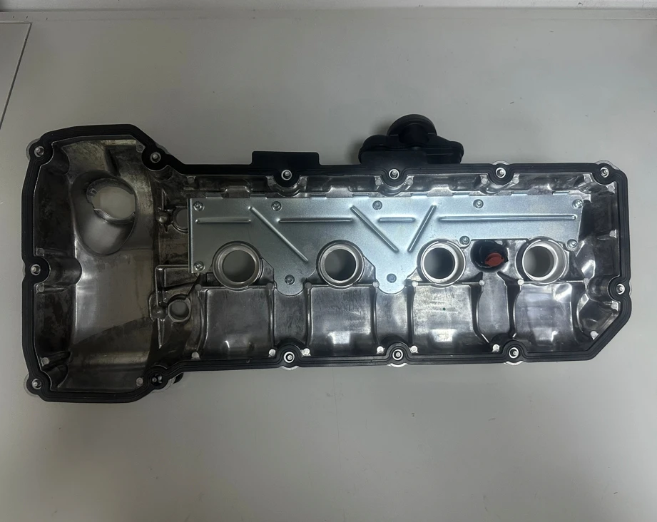 Car Parts Engine Cylinder Valve Cover Assembly with Gasket Aluminium 11127848153 and 11127848154 for  E90 E92 E93 S65 M3