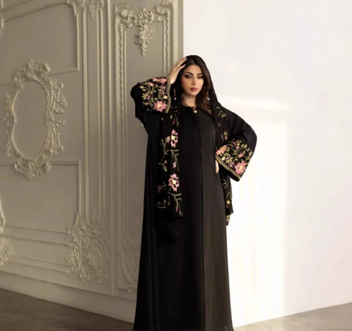 Gaun Sederhana Gaya Baru 2025 Pakaian Islami Mewah Abaya Terbuka Depan Lengan Bersulam Bunga Abaya Hitam Terbuka dengan Selendang