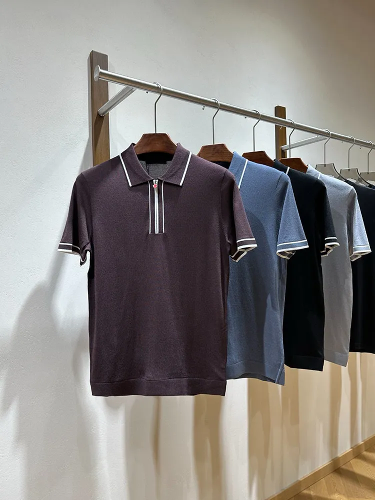

Итальянская летняя рубашка-поло Kiton из дышащей пряжи из длинноволокнистого хлопка в стиле old money, вязаная, с коротким рукавом.