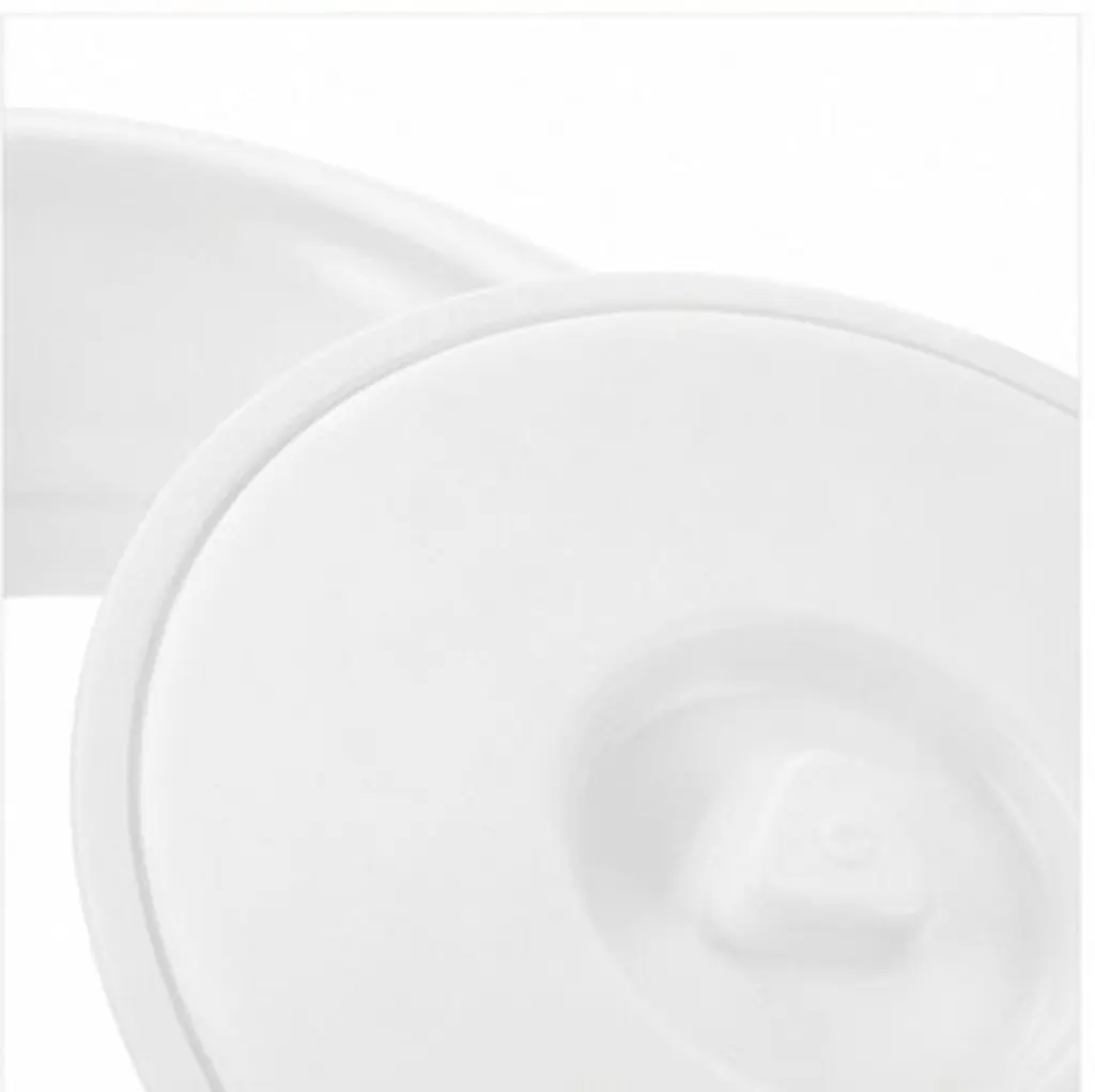 1個入り、持ち運び可能なトイレシートリング。厚手の素材で軽量、プラスチック製の蓋付き。建設現場、屋外キャンプ、緊急時に使用可能。