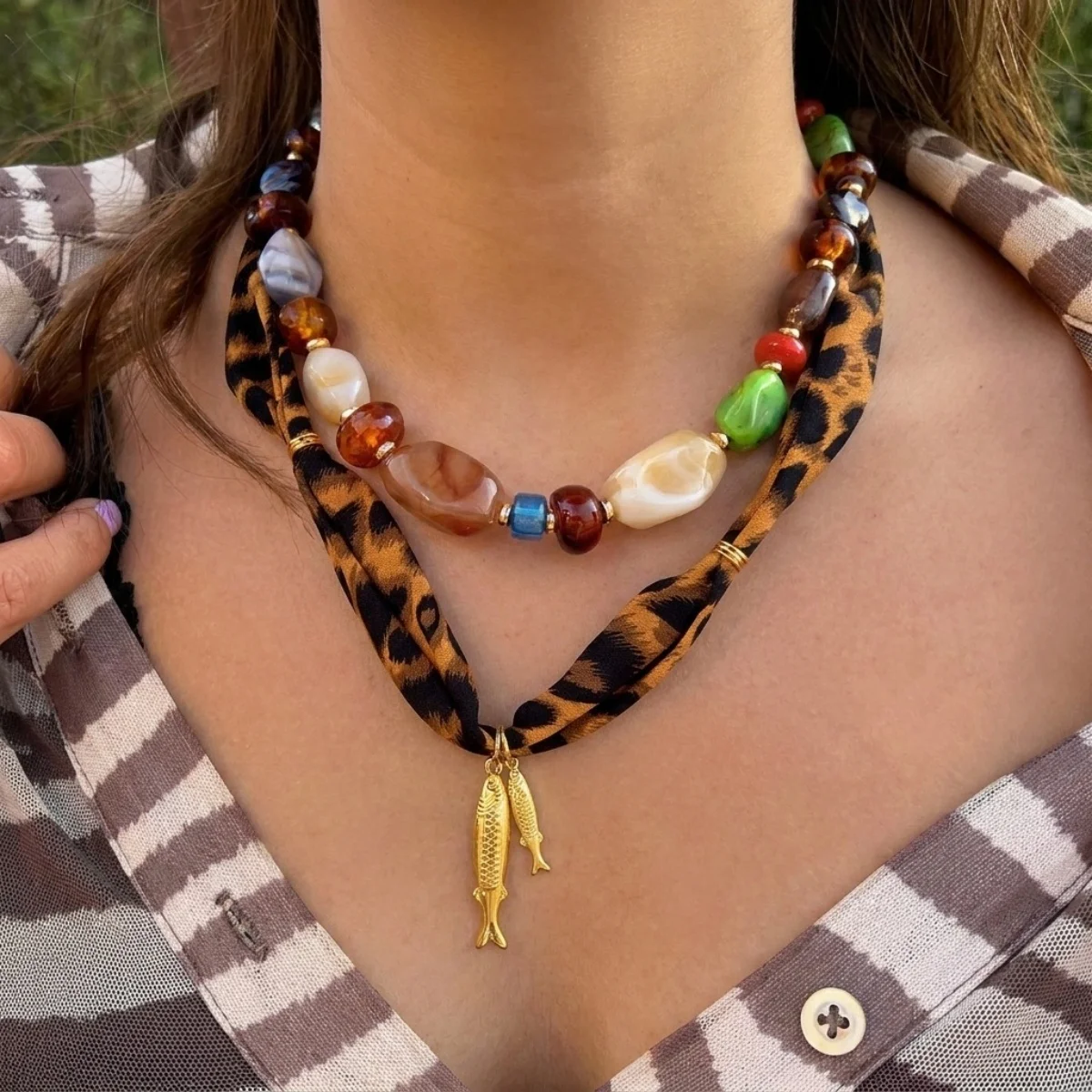 Leopardenmuster-Schalband-Halskette mit Acrylperlen und Edelstahl-Fischanhänger für Damen, Maillard Unregelmäßiger Perlen-Choker-Schmuck – Detail 19