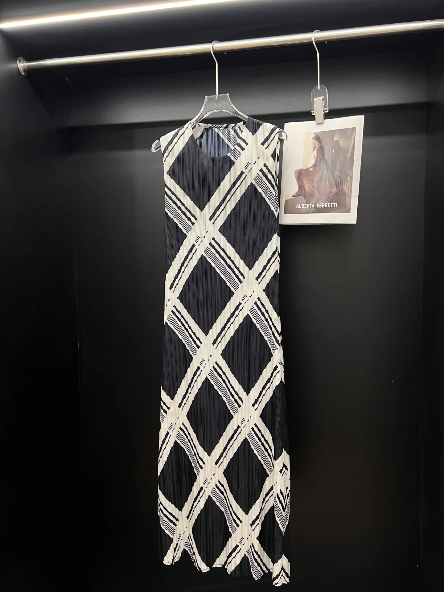 Abito scozzese plissettato con diamanti Miyake 2025 Estate nuova canottiera senza maniche con stampa Abito a trapezio sottile e versatile