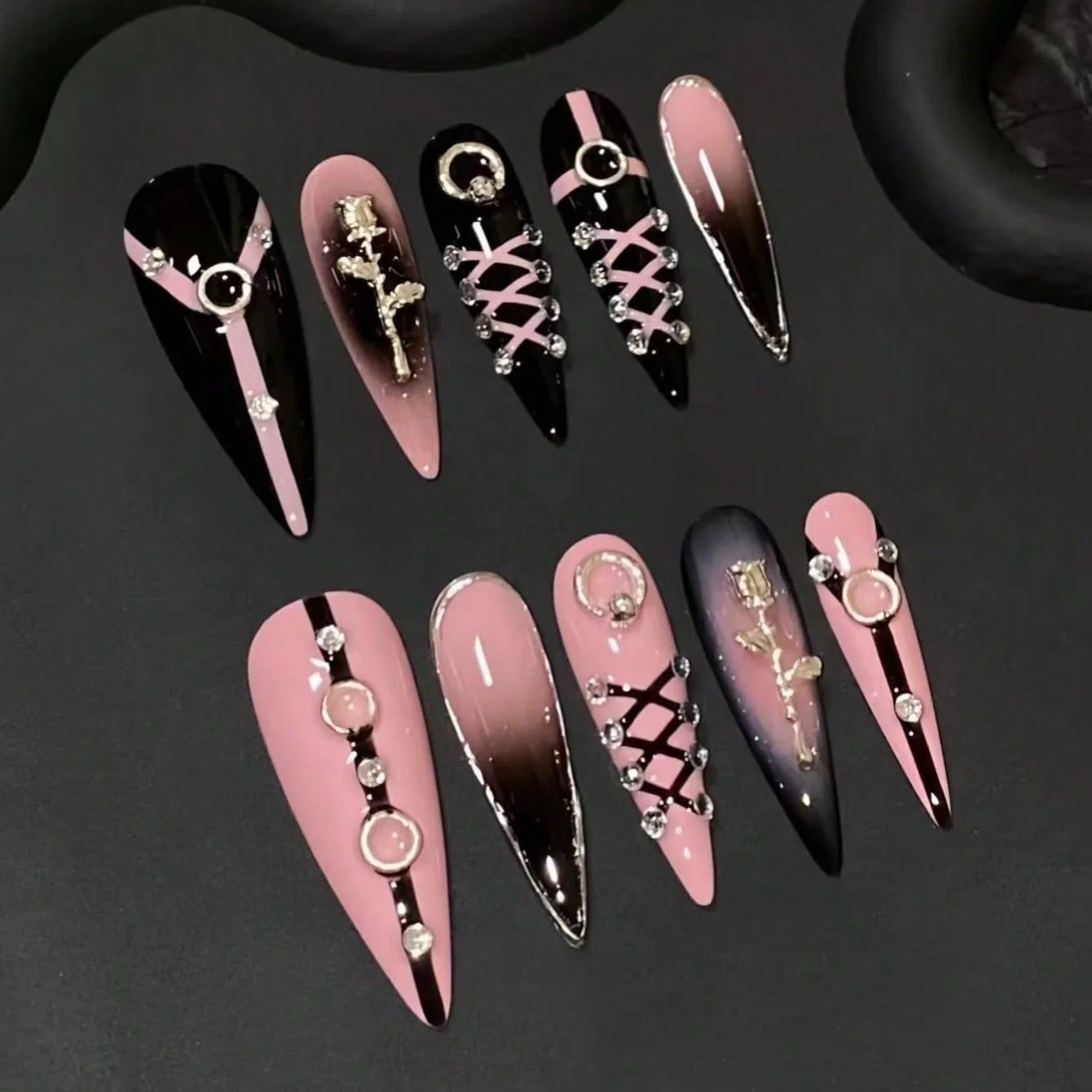10 ongles en forme de goutte pressés à la main, magnifiques faux ongles, roses métalliques à dégradé noir et rose, adaptés aux femmes.
