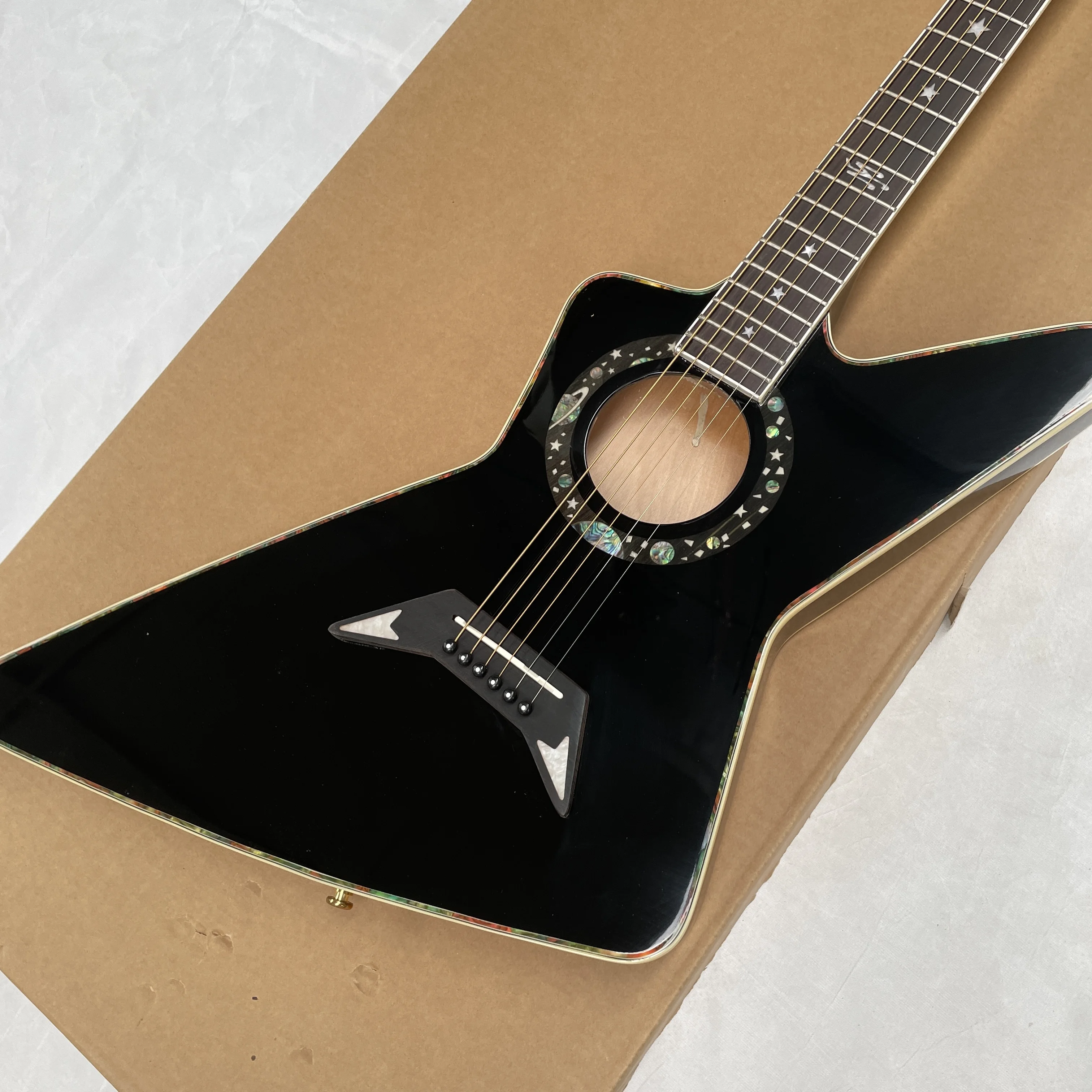 

6-струнная черная фолк-гитара с еловой верхней декой, инкрустацией в виде звездного неба и звуковыми элементами, для начинающих и продвинутых музыкантов, с логотипом звезды.