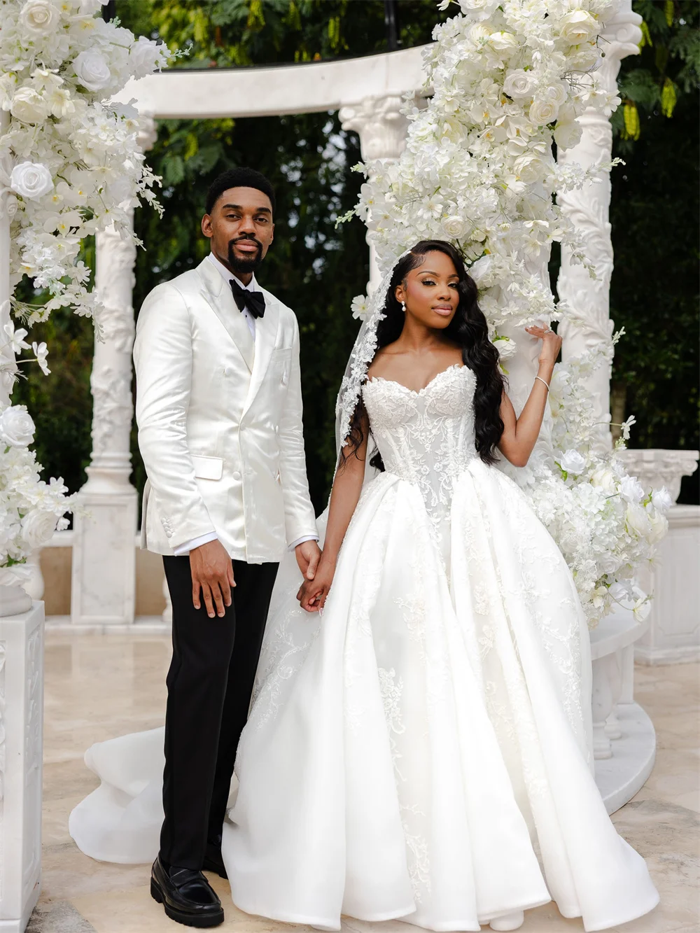 Tokyo Custom Sweetheart Neck Lace Applique White Wedding Dress Puffy Ball Gown With Veil Sweep Train Formal Bridal Outfit