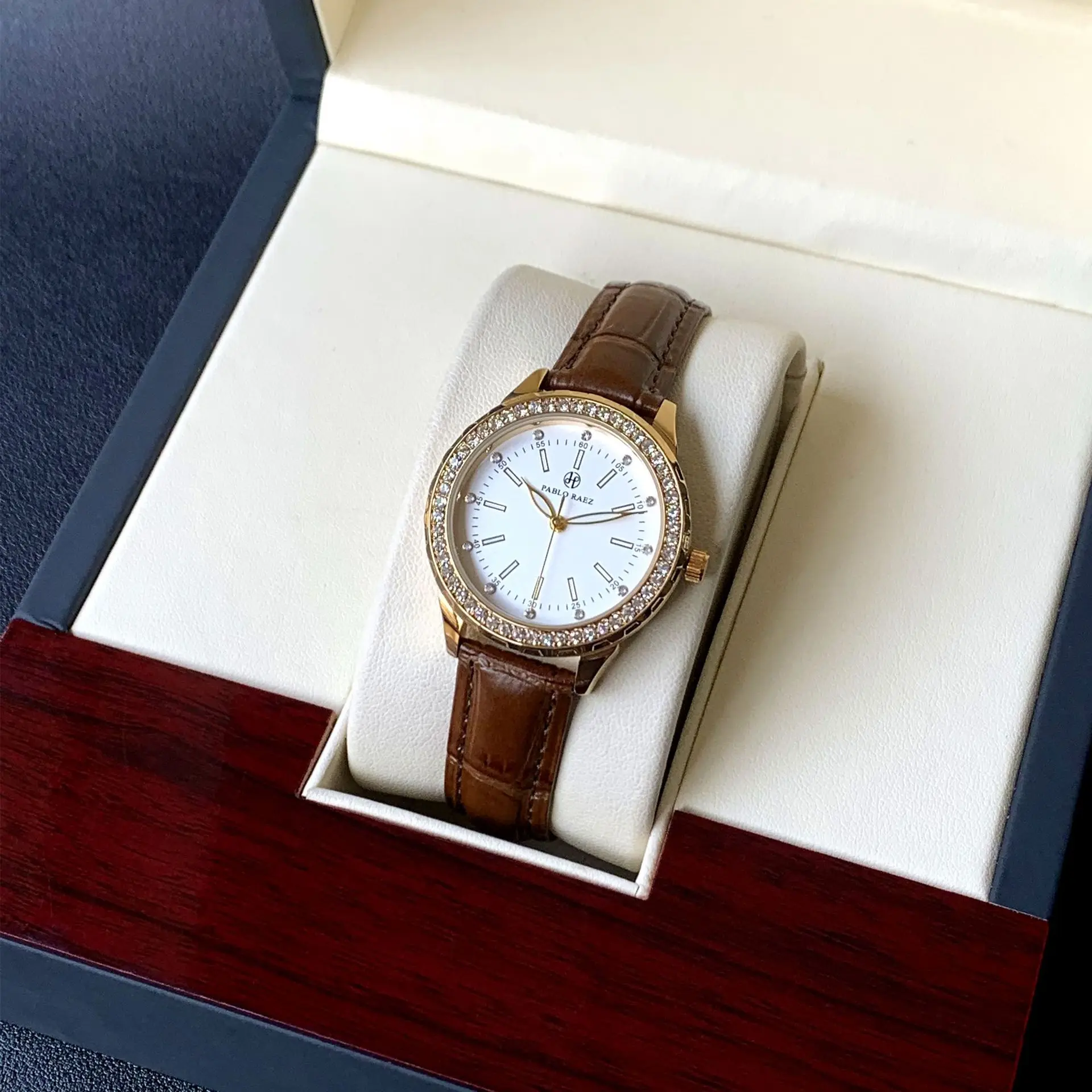 ZH122 ساعة نسائية عصرية وعصرية، تقويمات الأعمال، ساعات كوارتز مقاومة للماء، ساعات ترفيهية، هدايا، ساعات للمرأة