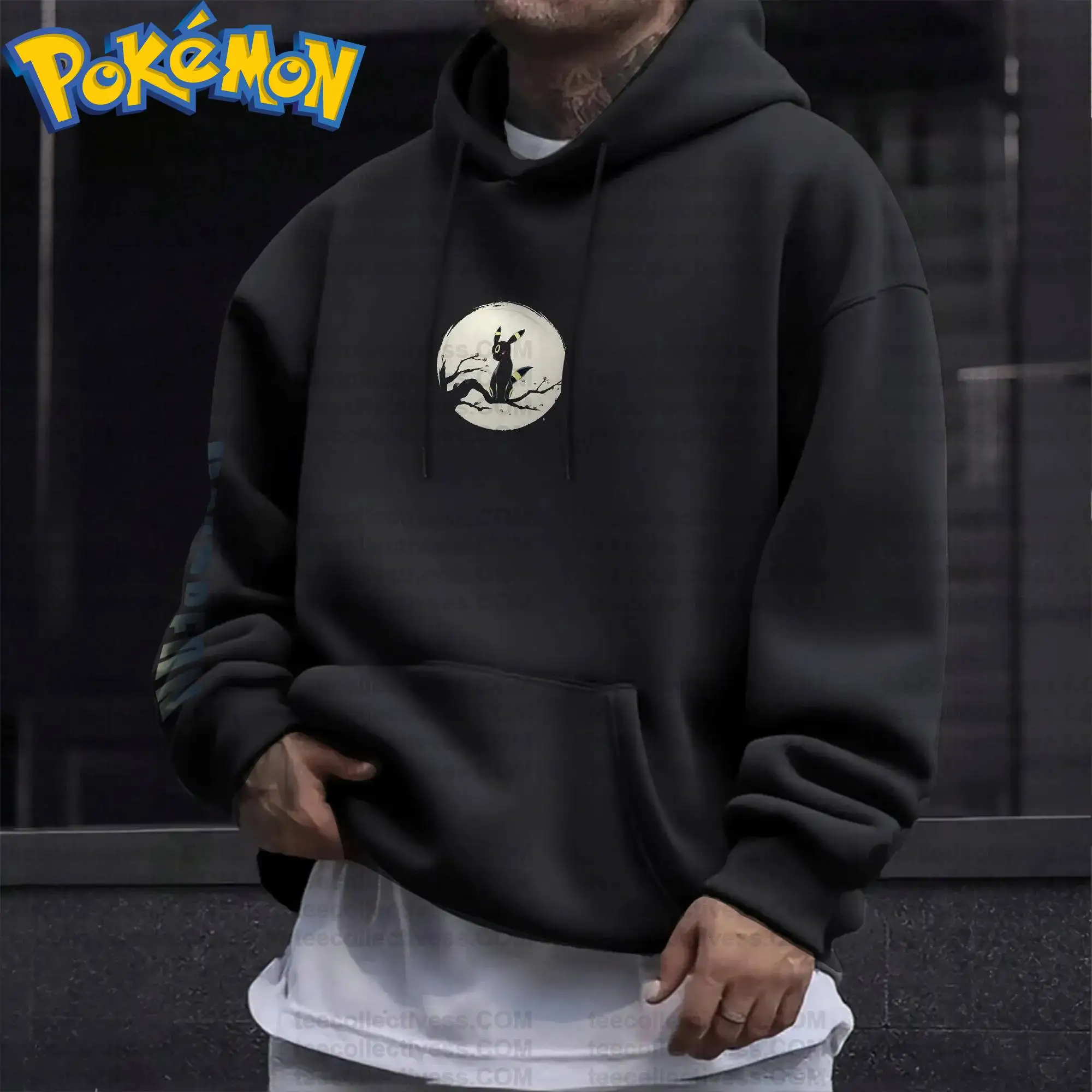 เสื้อฮู้ดผ้าฝ้ายลายการ์ตูนโปเกมอน สีดำ พิมพ์ลายตัวละครพร้อมดวงตาเรืองแสง ลายกิ่งไม้พระจันทร์ ท่าทางนั่ง สไตล์สตรีทแวร์