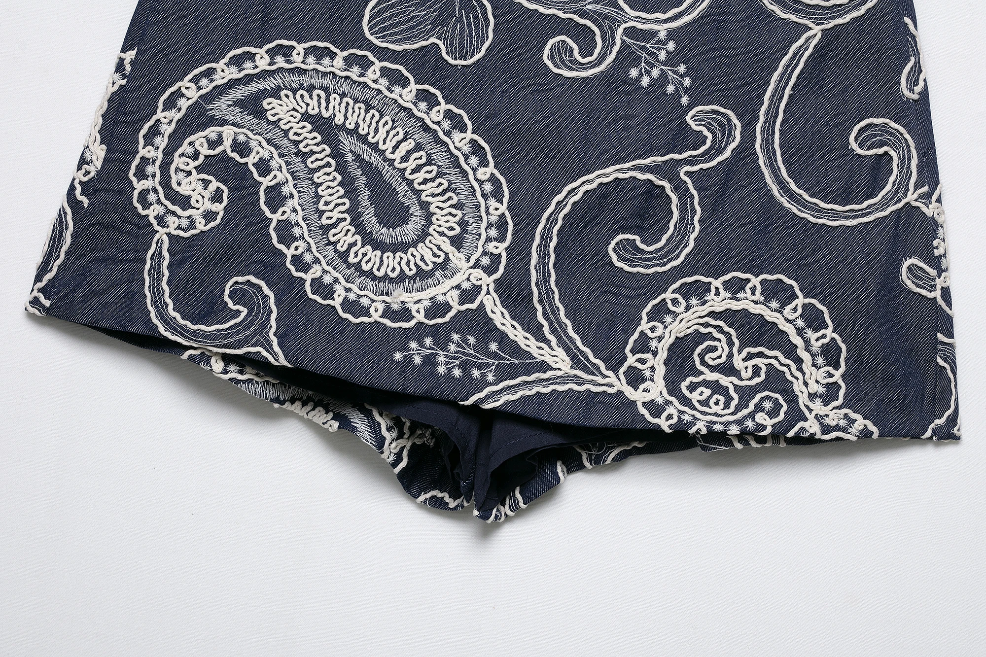 2025 ฤดูร้อนผลิตภัณฑ์ใหม่เสื้อผ้าผู้หญิงแฟชั่นสบายๆยุโรปและอเมริกาเย็บปักถักร้อยตกแต่งกระโปรงและกางเกง