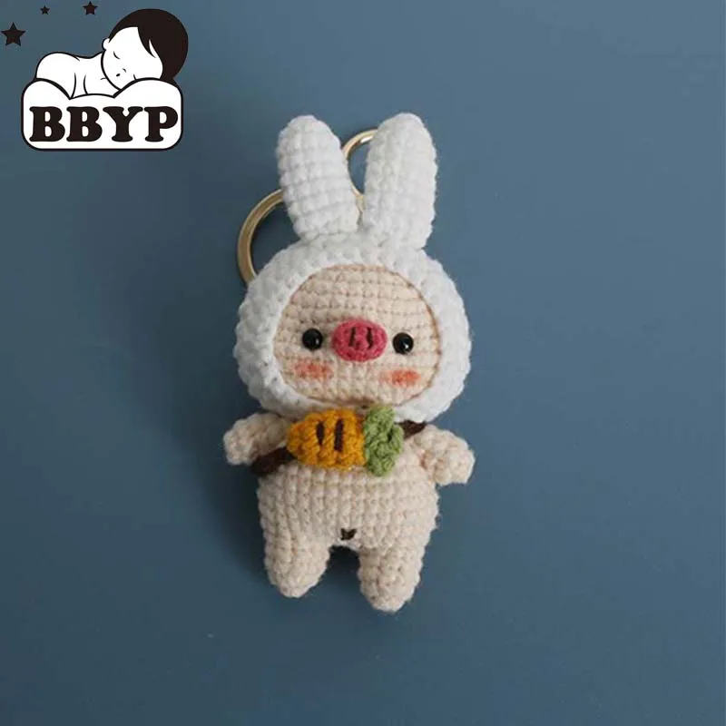 

Очаровательный брелок ручной работы, связанный крючком, свинья с кроличьими ушками, милая плюшевая фигурка ручной работы для автомобиля и сумки