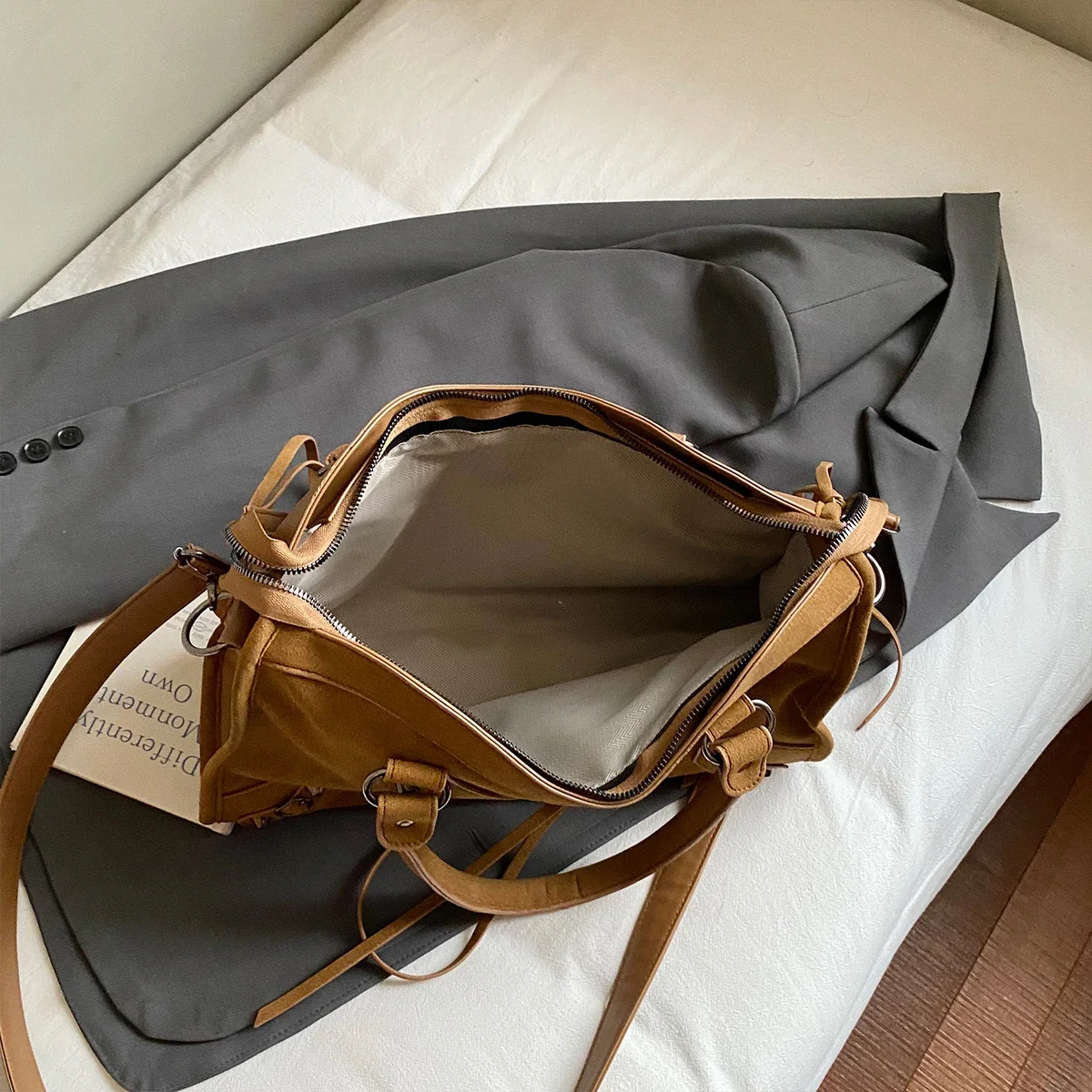 حقيبة كتف نسائية فاخرة مرصعة بحبل مبطن خفيفة الوزن بسعة كبيرة وسحاب وحزام قابل للتعديل ومقابض مزدوجة للسفر والأعمال