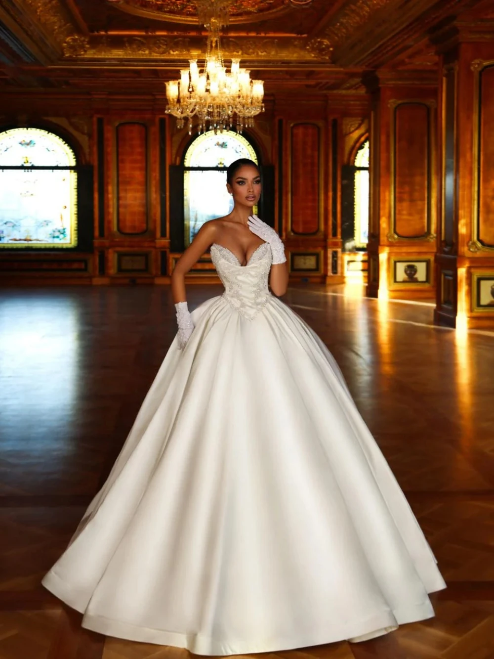 فستان زفاف طويل أنيق من الساتان واللؤلؤ العاجي بدون قفازات على شكل حرف v بدون أكمام فستان زفاف 2026 فساتين مخصصة جديدة للعروس