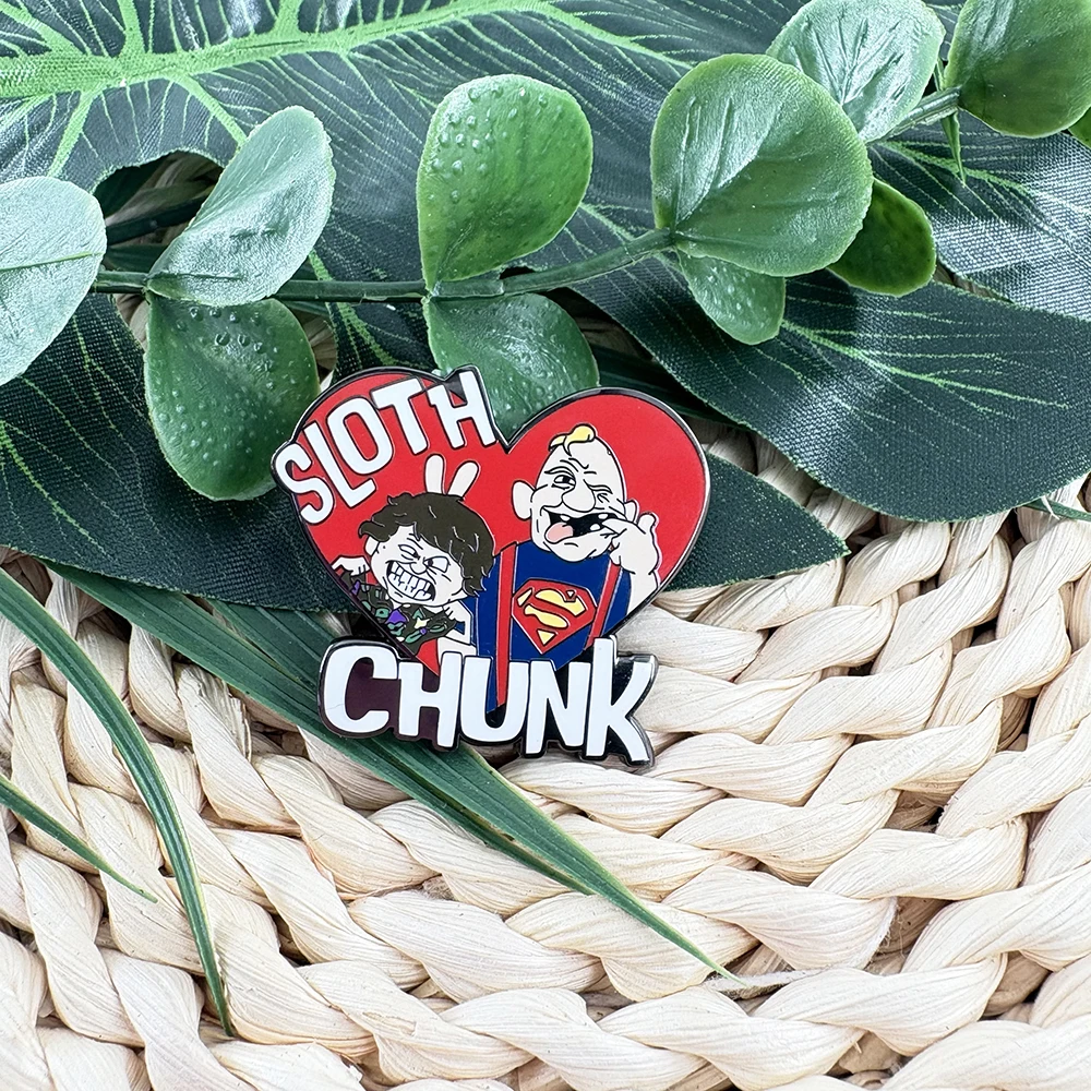 The Goonies Hey You Guys Super Sloth und Chunk Herz-Brosche Anstecknadel Lustige Gruselige Emaille-Pin Cooles Klassisches Film-Fan-Geschenk-Abzeichen – Detail 1