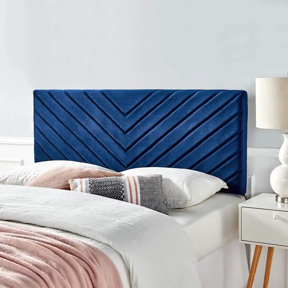 

Velvet Chessboard with Navy Queen and King Pieces