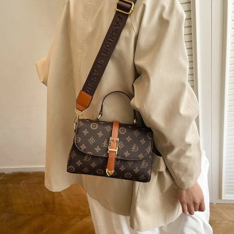 

2026 Korean Women's Fashionable Nurse Bag, New Niche Portable Old Flower Contrasting Color Messenger Bag