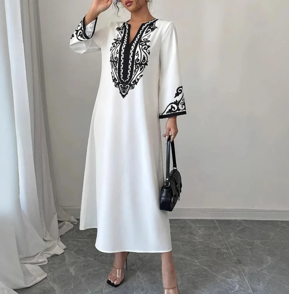 Sukienka damska z dekoltem w serek, długim rękawem, haftem, frędzlami, czarna, długa do kostek, luźna w talii.