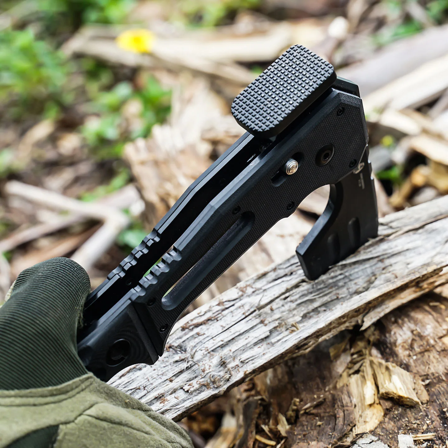 The HX Outdoors DC53 tactical folding axe is designed for portability and reliable performance in outdoor environments. Crafted from durable DC53 steel, it offers strong cutting capability while maintaining a compact, foldable design for easy carry and st 4