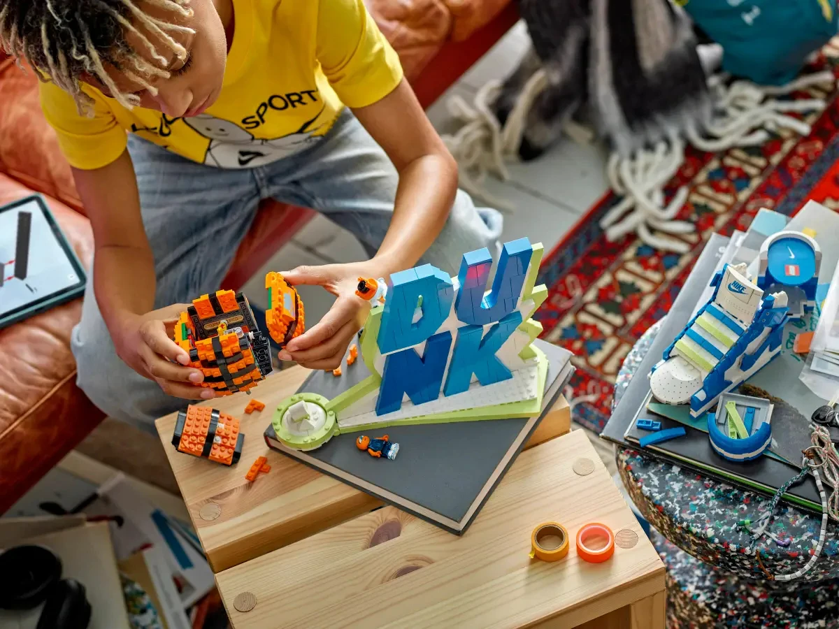 LEGO ®   Nike Dunk X Set 43008 Juego de construcción para niñas, niños y fanáticos de los deportes de 10 años en adelante y 1180 piezas