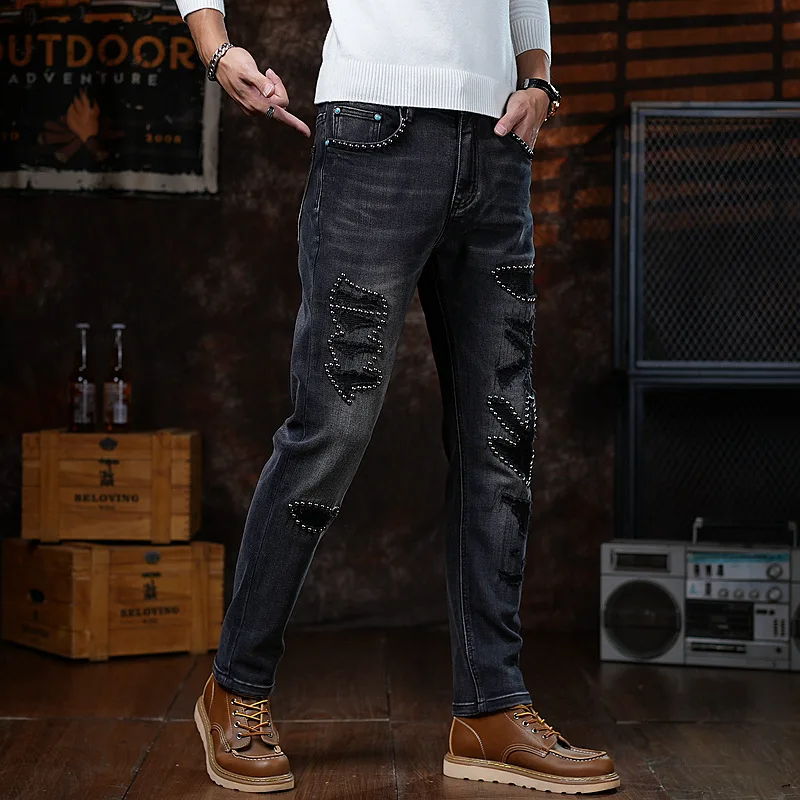 

2026 новые джинсы с перфорированными заклепками, мужские модные легкие роскошные эластичные облегающие брюки в американском стиле с небольшими штанинами