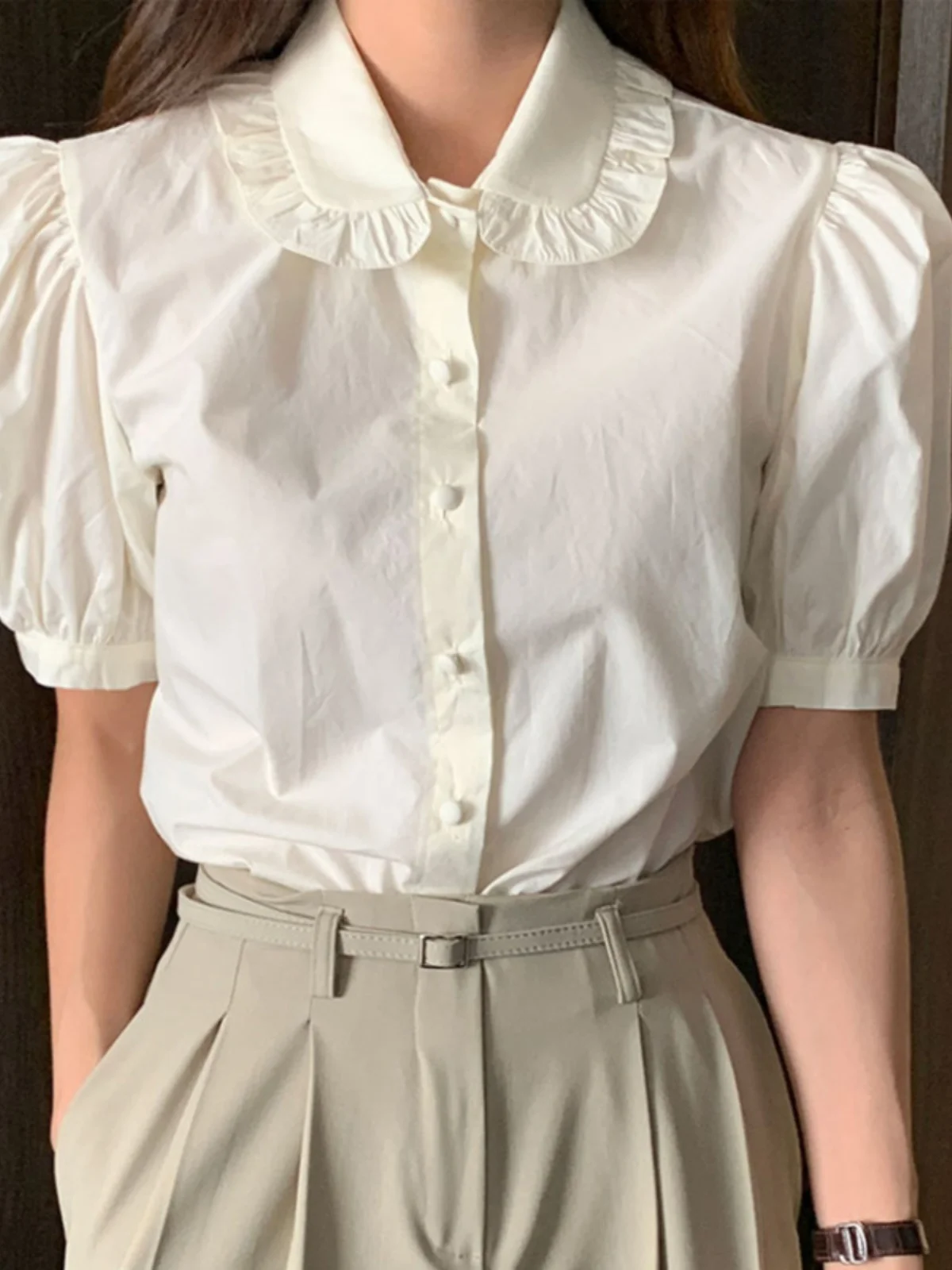 

Шикарная летняя белая женская модная блузка с воротником-стойкой, рукавами-фонариками, на одной пуговице, свободного кроя, в корейском стиле, однотонная.