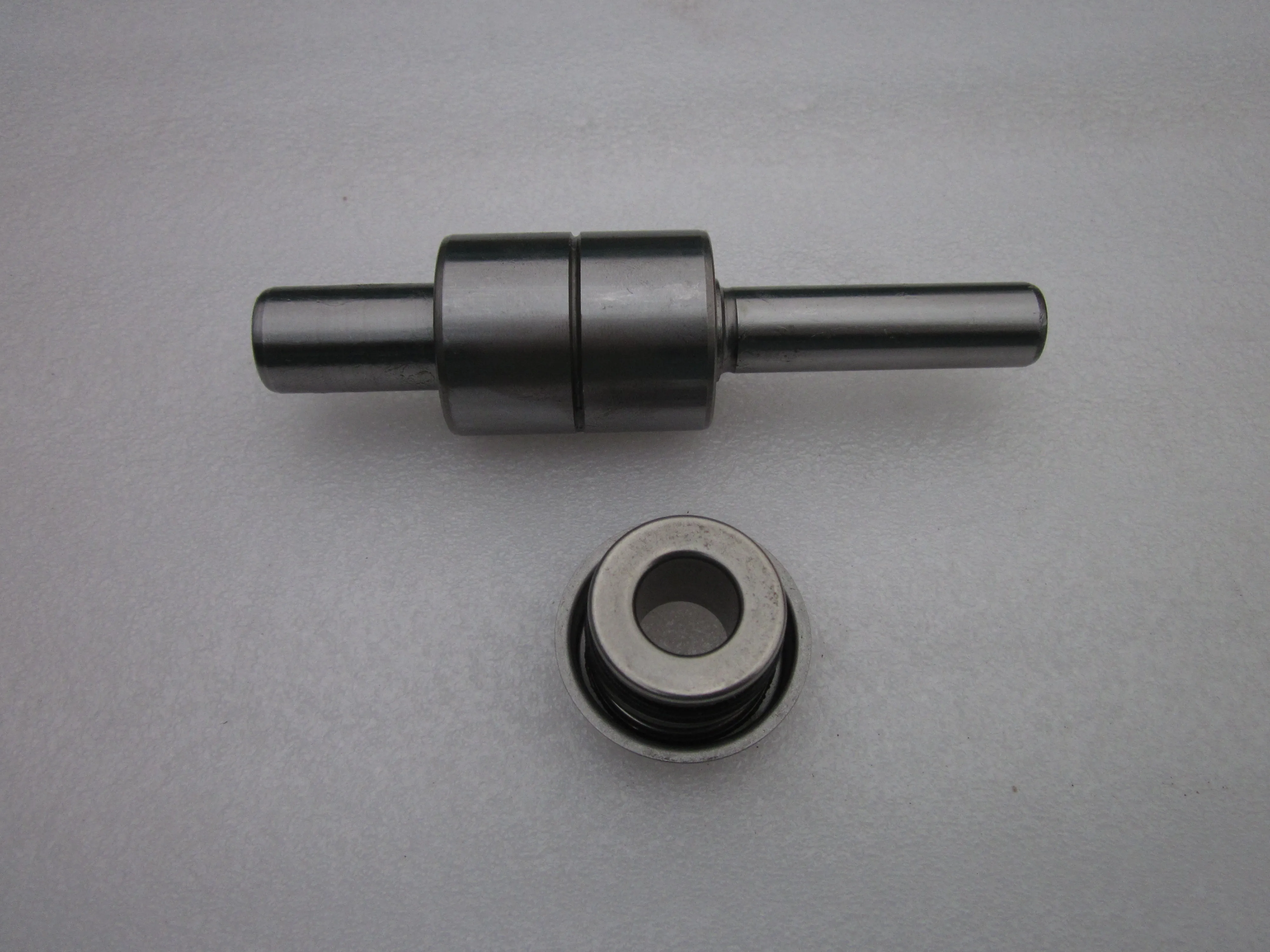 water pump shaft with seal for Jiangxi Fengshou Lenar 254 tractor with engine NJ385 / NJ380