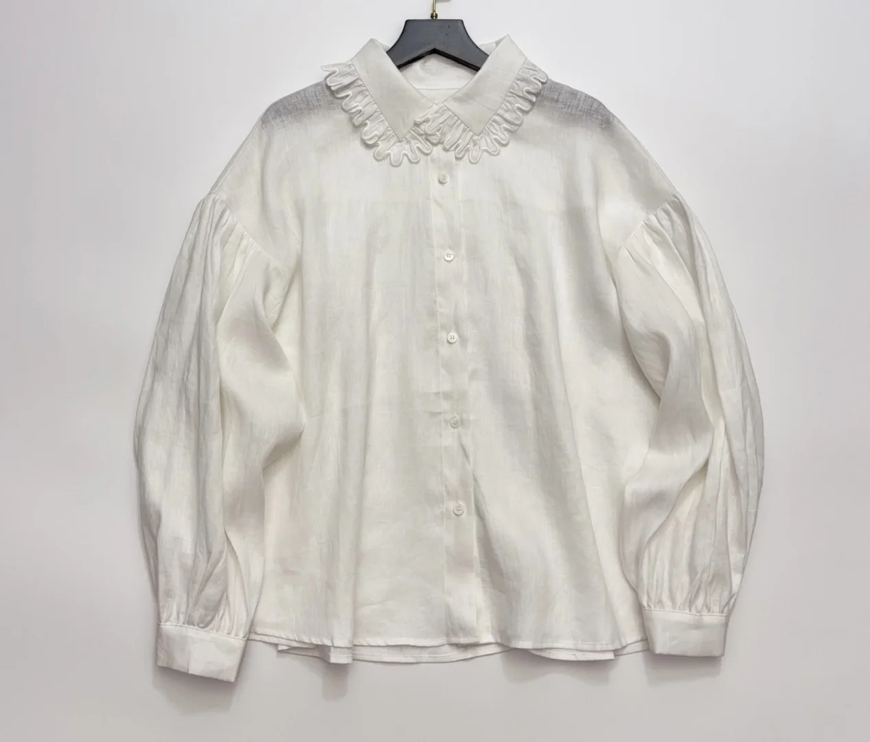 

Женский льняной костюм: белые или черные шорты с рюшами и эластичным поясом + рубашка с воротником Питер Пэн, рукавами-фонариками и однобортной застежкой