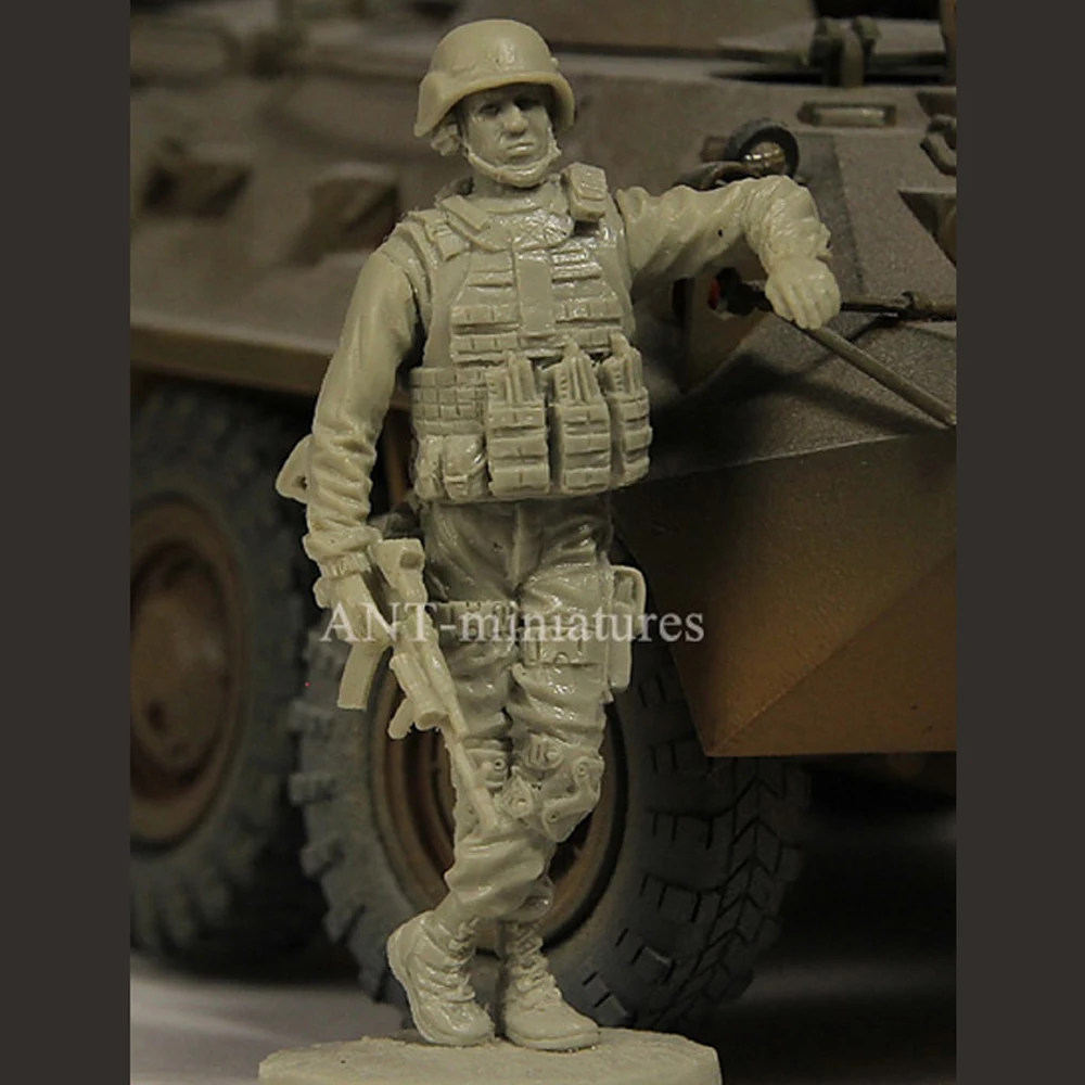 

1/35 Resin figure military model kit, military theme, World War II soldier, unassembled and unpainted GK