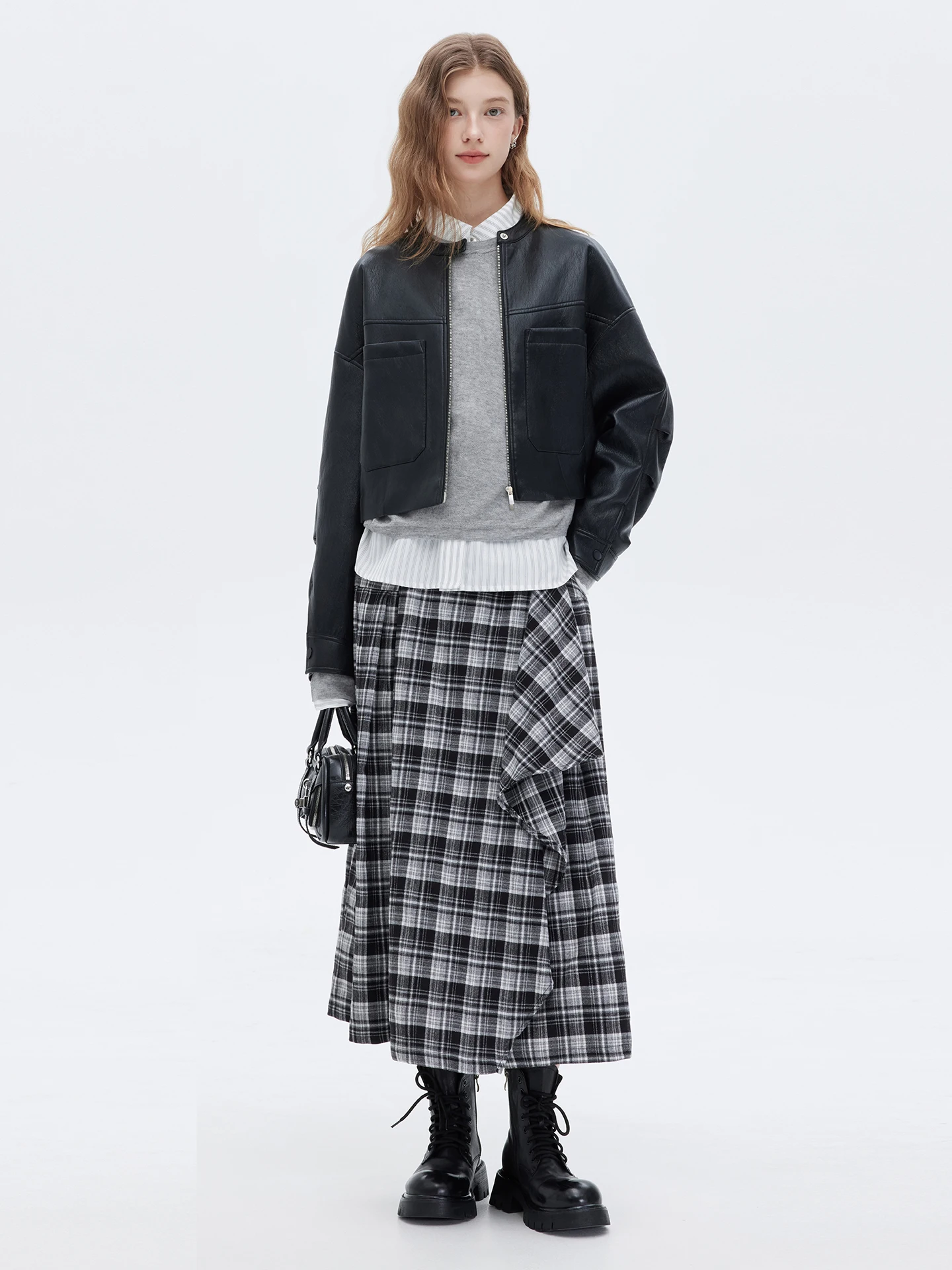 Veste en cuir PU noire pour femme, coupe ample, style décontracté, avec double fermeture éclair, épaules tombantes et col rond, idéale pour les trajets quotidiens.