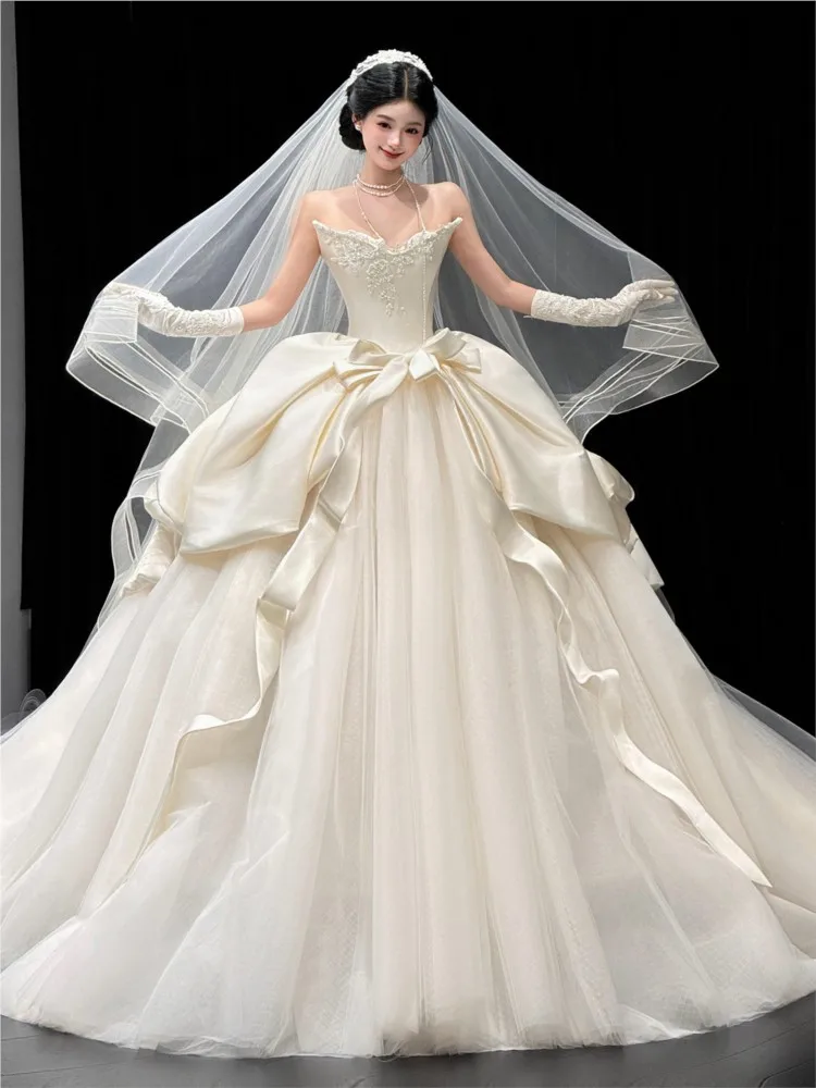 A new strapless haute couture light luxury and niche quality dress with large tail heavy main fabric