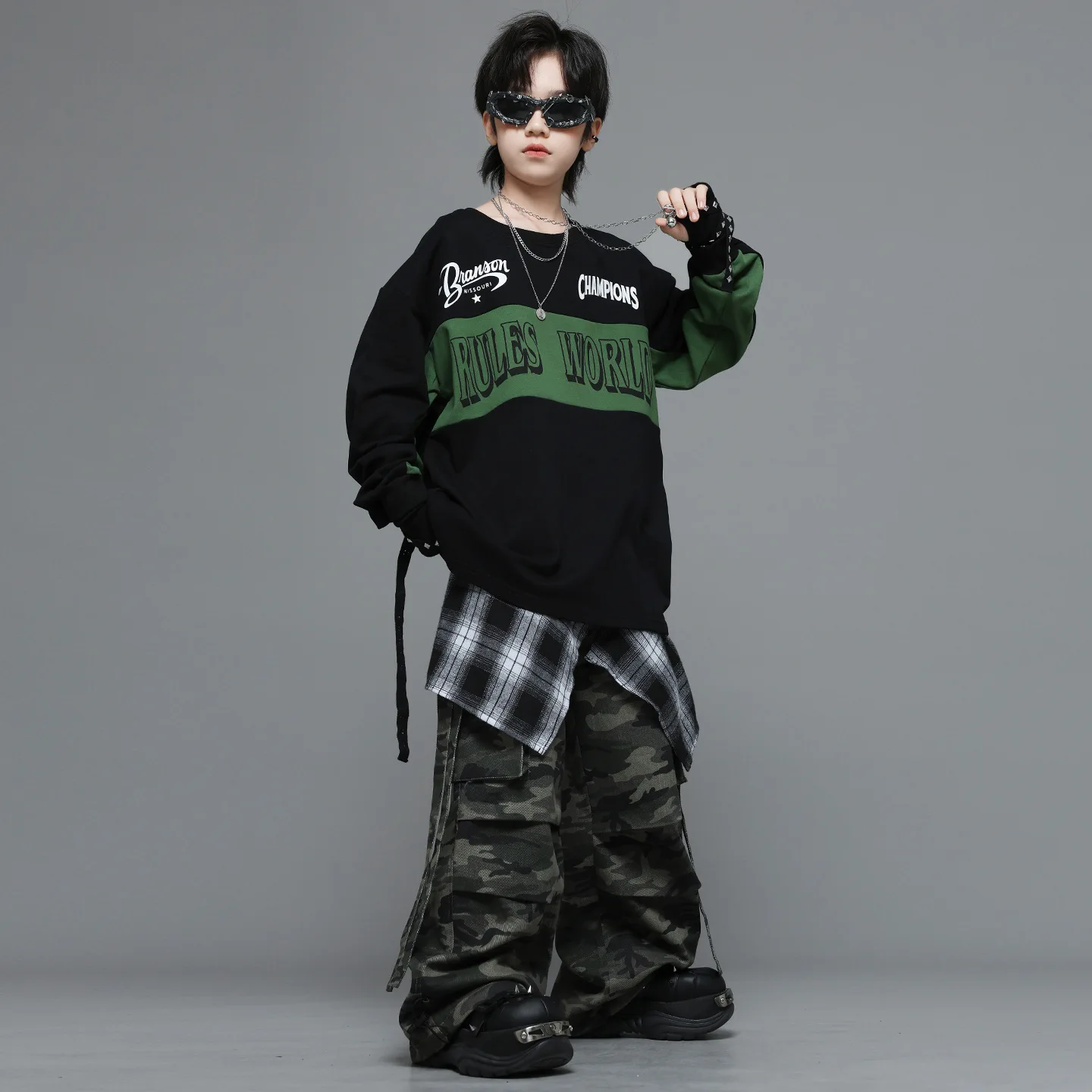 子供 Kpop ヒップホップ服黒文字スウェットシャツ迷彩ストラップパラシュートカーゴパンツ女の子男の子ストリートダンス衣装服