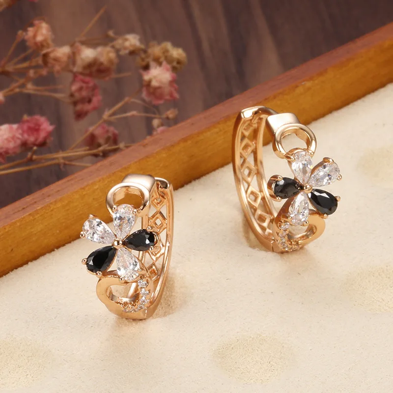 Luxuriöse, hohle, blütenförmige Creolen für Damen, zart eingelegte, synthetische Zirkonia-Ohrringe, eleganter Schmuck
