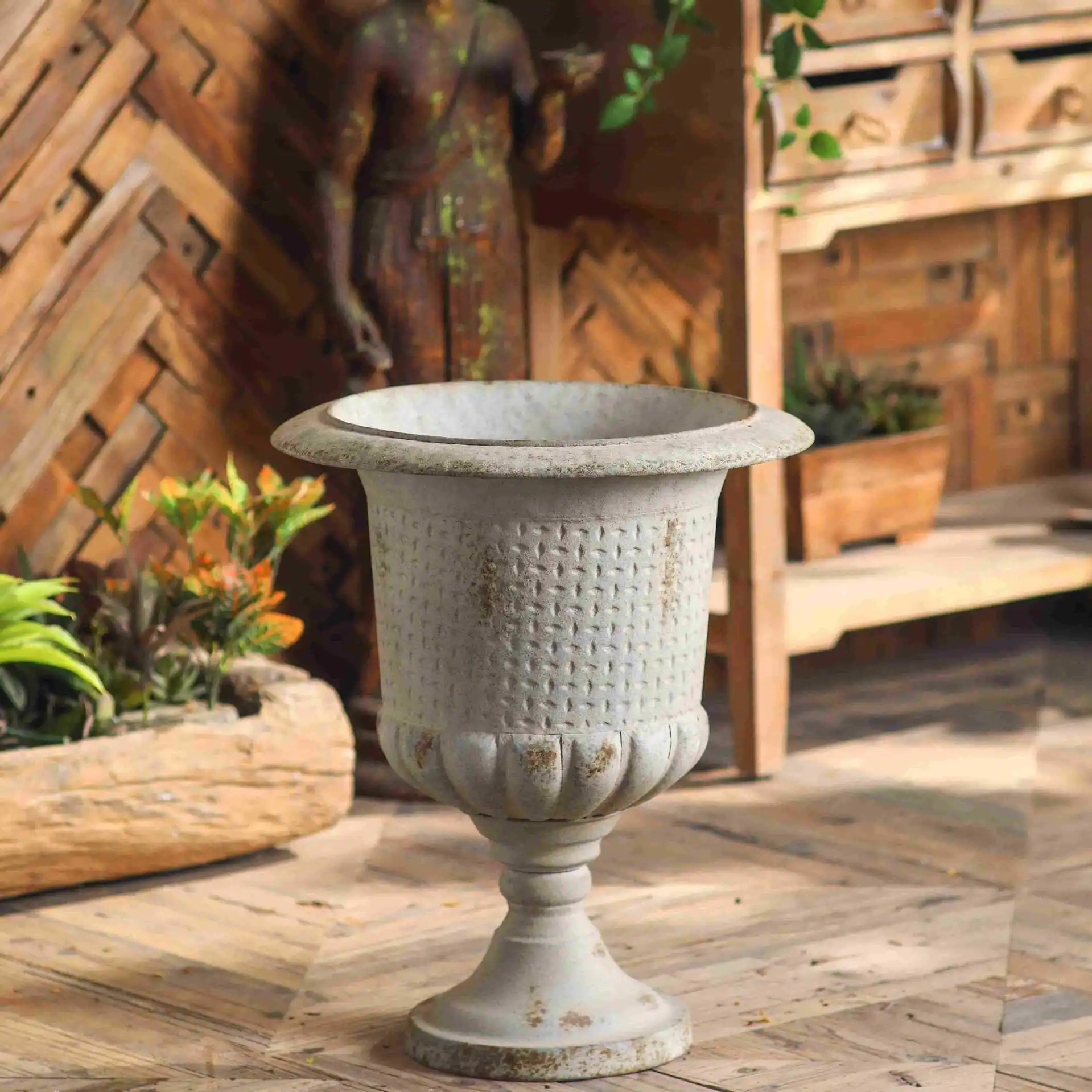 Wrought iron flower arrangement, decorative vase in the living room of the B & B hotel, flower pot for wedding party ornaments