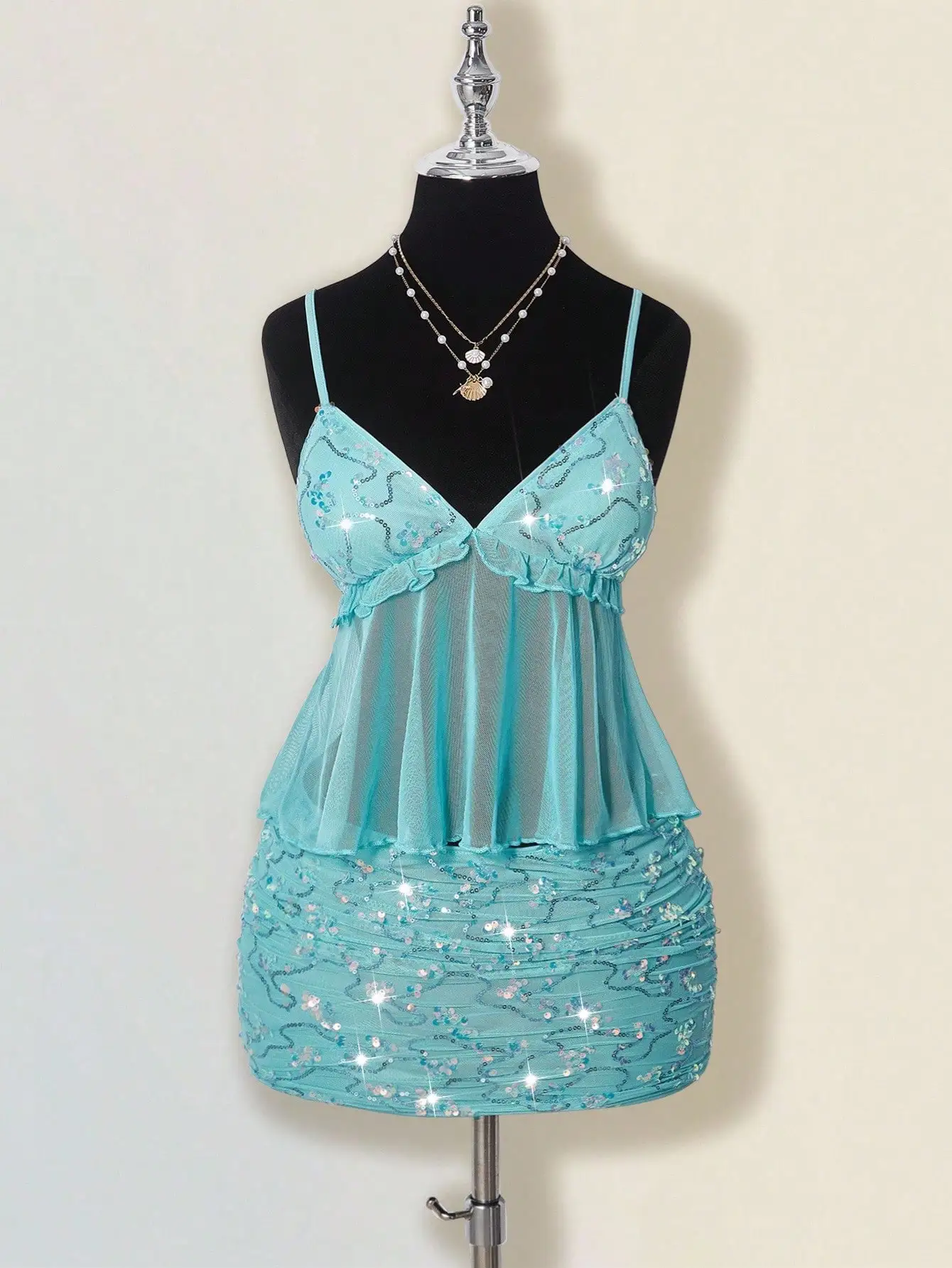 

Комплект из 2 предметов: топ-камизоль с пайетками и рюшами и мини-юбка