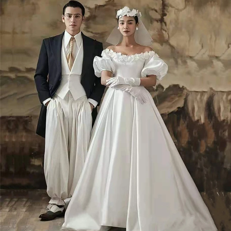 

Новое винтажное атласное свадебное платье для фотосессий в студии, простое элегантное платье с шлейфом в корейском стиле, на одно плечо, с цветочным декором