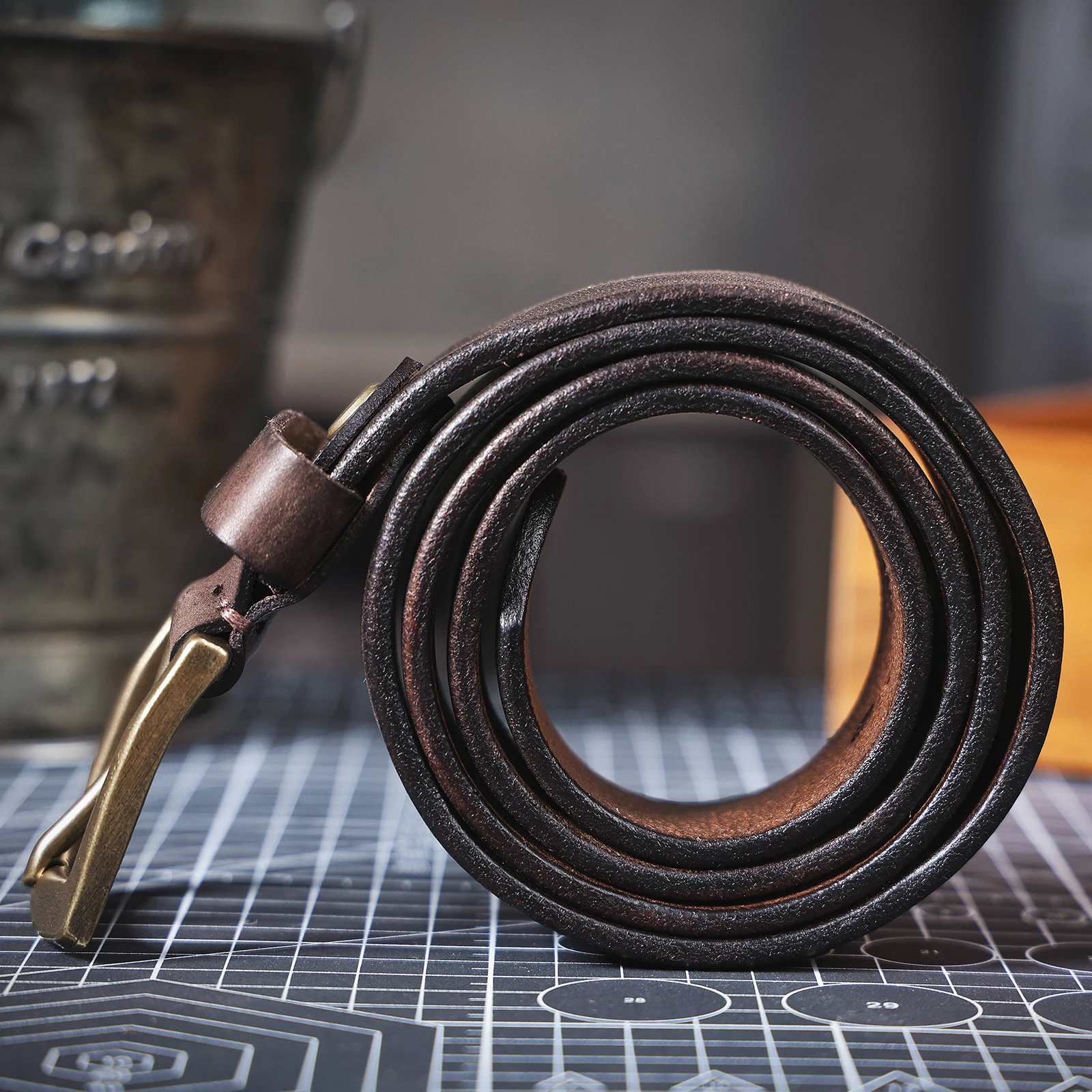 S.WORKER Klassischer dicker Herrengürtel aus echtem Leder, Messing-Dornschließe, vollnarbiges Rindsleder, Vintage-Freizeitgürtel für Jeans, mit Geschenkbox – Detail 13