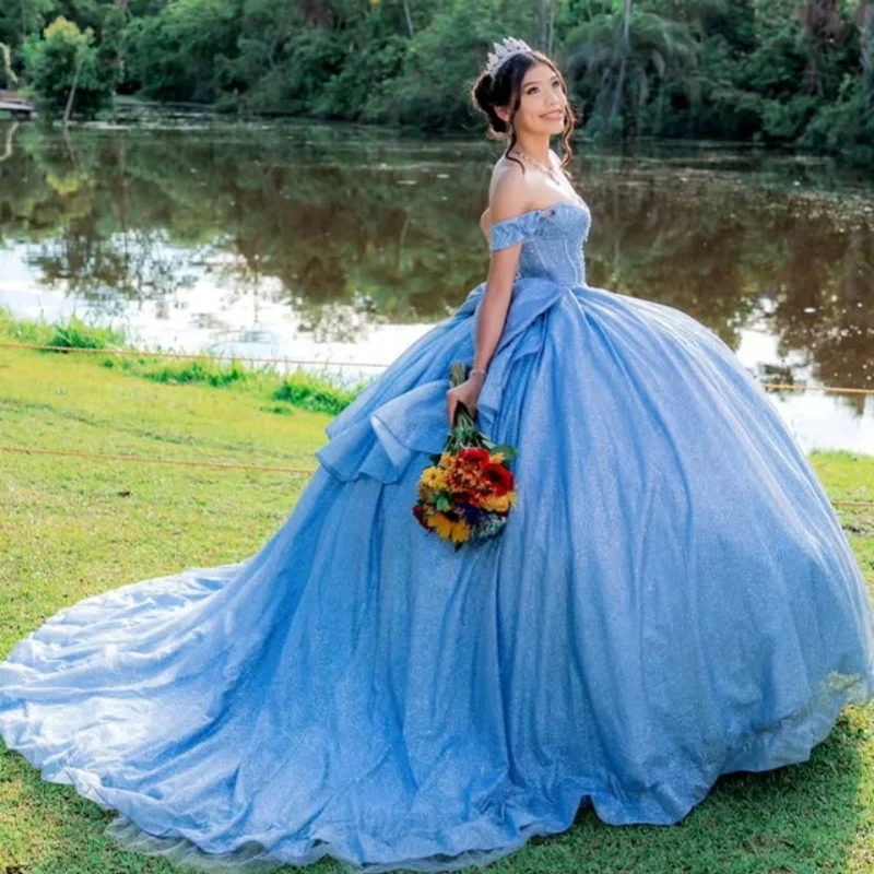 فستان Quinceanera باللون الأزرق السماوي اللامع مكشوف الأكتاف من الدانتيل اللامع بفيونكة طويلة وذيل طويل فيستدوس دي 15 Quinceanera تخصيص #2
