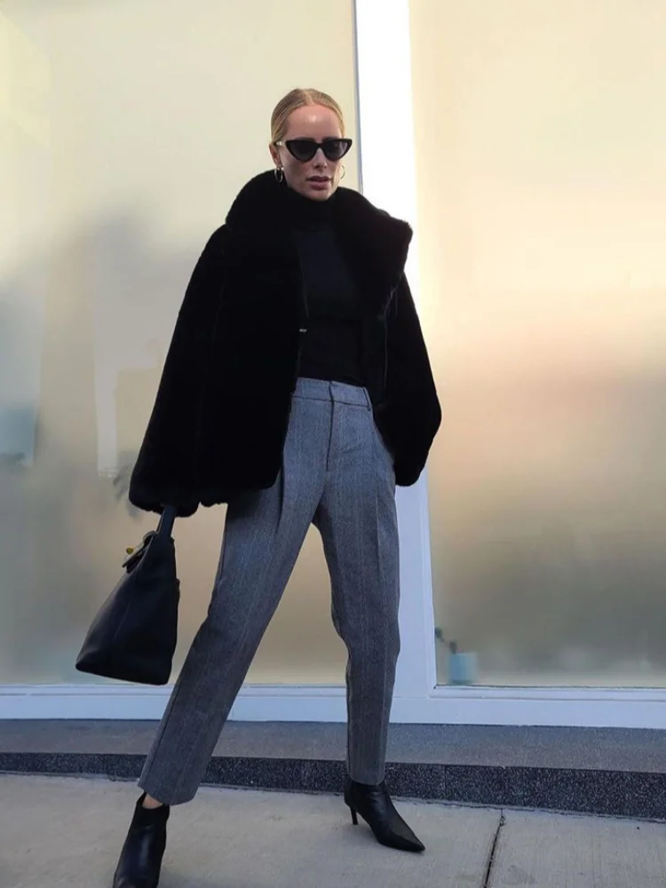 Fluffy Lapel Black Faux Fur Winter Coat Oversized Long Sleeves Loose Short Jacket Design New 2025 Solid Color Commute Streetwear