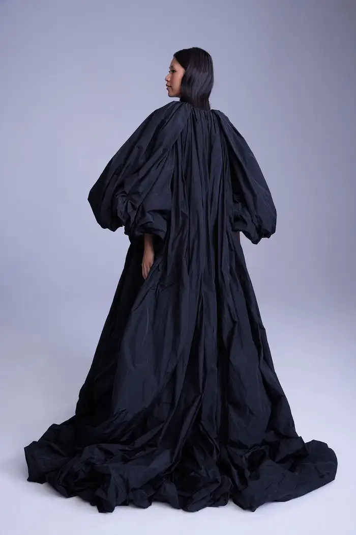 Verbazingwekkende gezwollen taft cape avondjurken zwart wit weelderige lange mouwen formele gelegenheid jurk jas kostuum prom dress cape