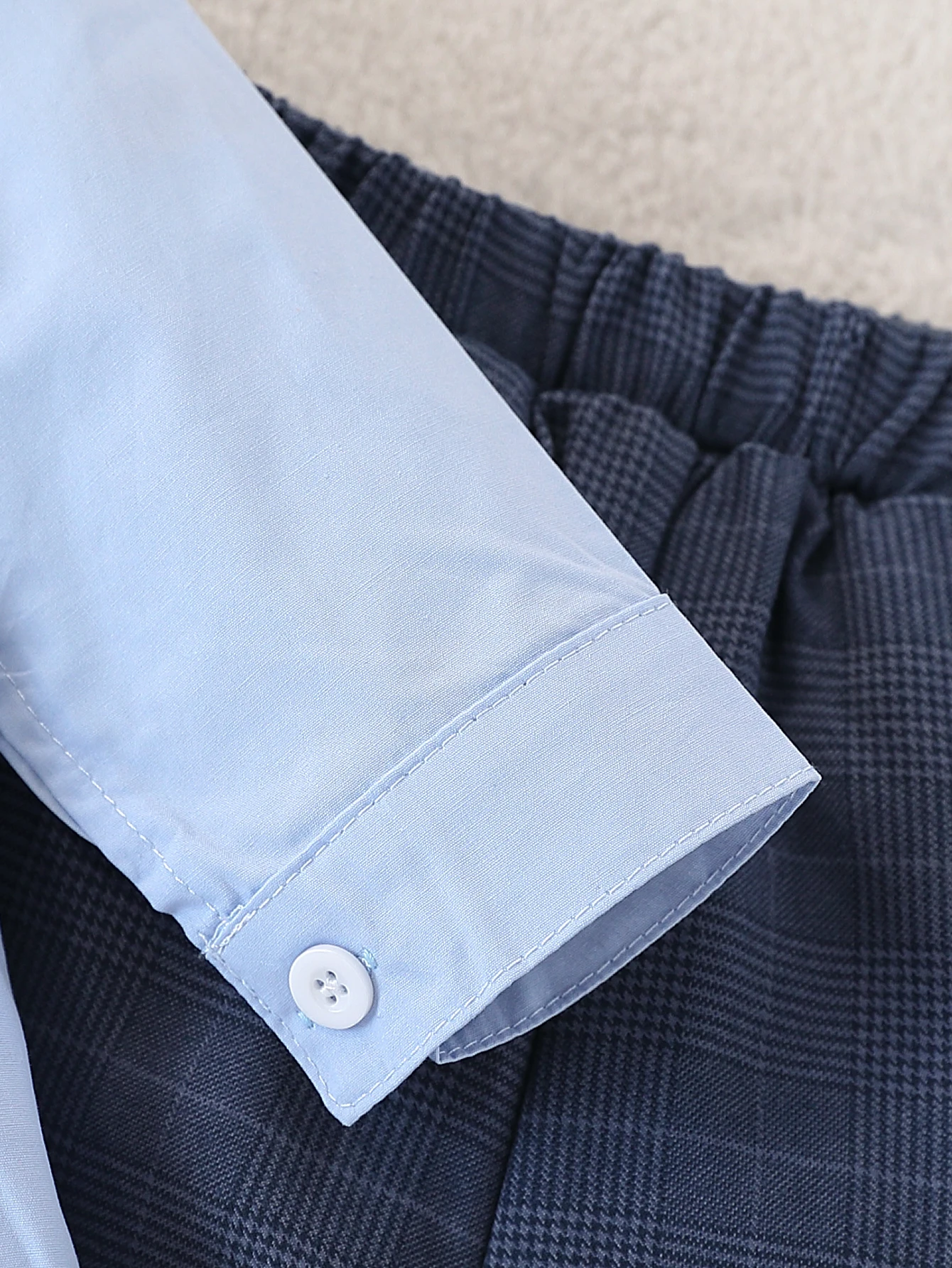 3-teiliger Anzug für Babys, bestehend aus Weste mit Karomuster, einfarbigem Hemd, Fliege und Hose mit Karomuster, ideal für Hochzeitsfeiern und für alle Jahreszeiten. – Detail 6