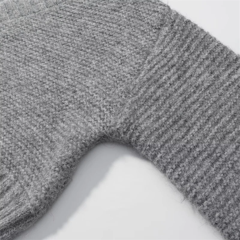 Korte, eenvoudige, effen gebreide damestrui voor de herfst van 2025, modetrends