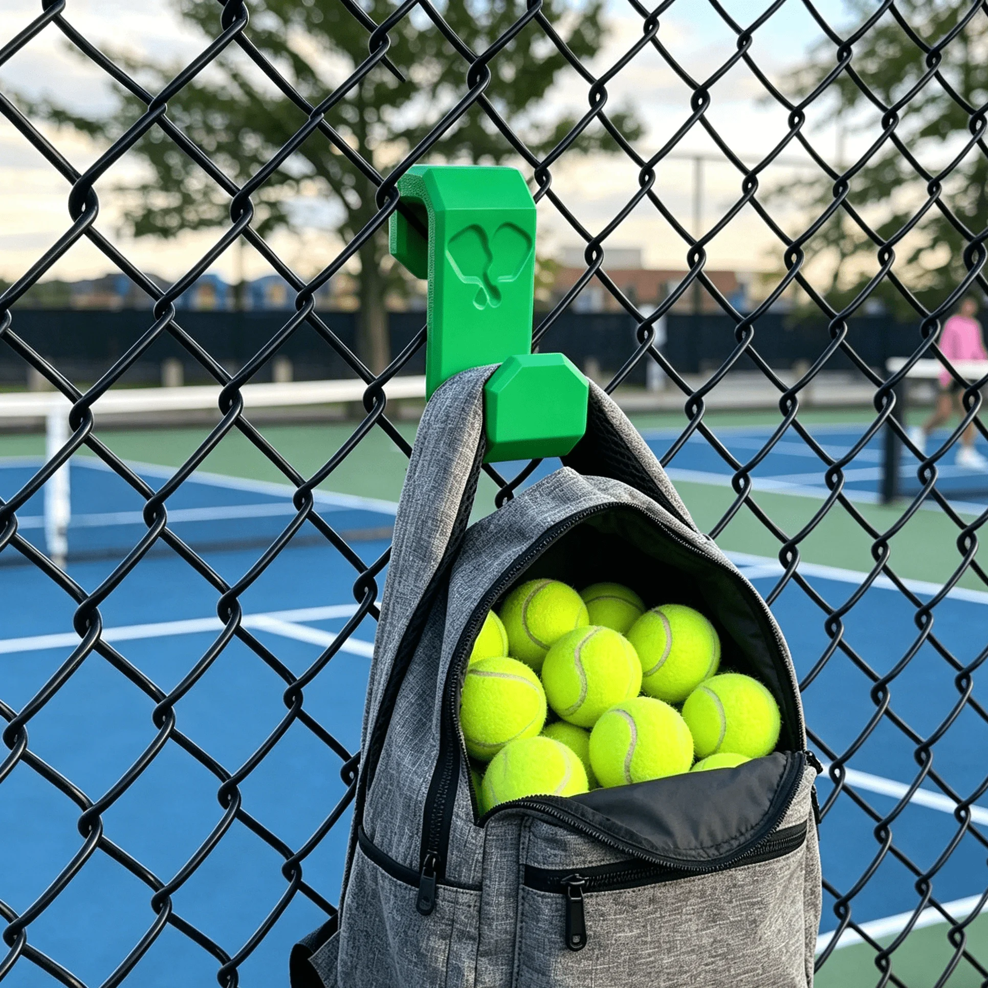 Gancho Multifuncional para Mochila sin Necesidad de Perforar, Gancho Verde para Valla de Cancha de Tenis, Gancho para Red, Colgador de Equipamiento para Entrenamiento en Exteriores, Gancho para Raqueta de Tenis / Mochila Deportiva / Botella de Agua / Toalla, Gancho de Plástico Duradero, Gancho para Red de Valla con Cadena de Instalación sin Herramientas, Organizador de Accesorios Deportivos de Tenis, Adecuado para Canchas de Tenis, Canchas de Bádminton, Campos Deportivos, Gancho Antipérdida para Entrenamiento al Aire Libre