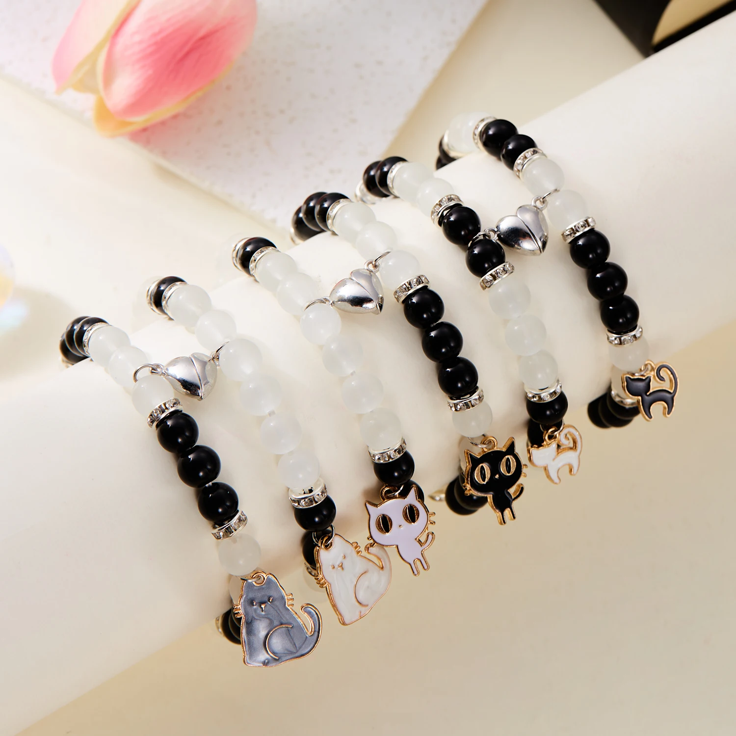 2pcs Magnetic Couple Bracelets Love Heart Shaped Matching Attraction Black White Cat Kitten Pendant Beaded Bracelet Jewelry Gift