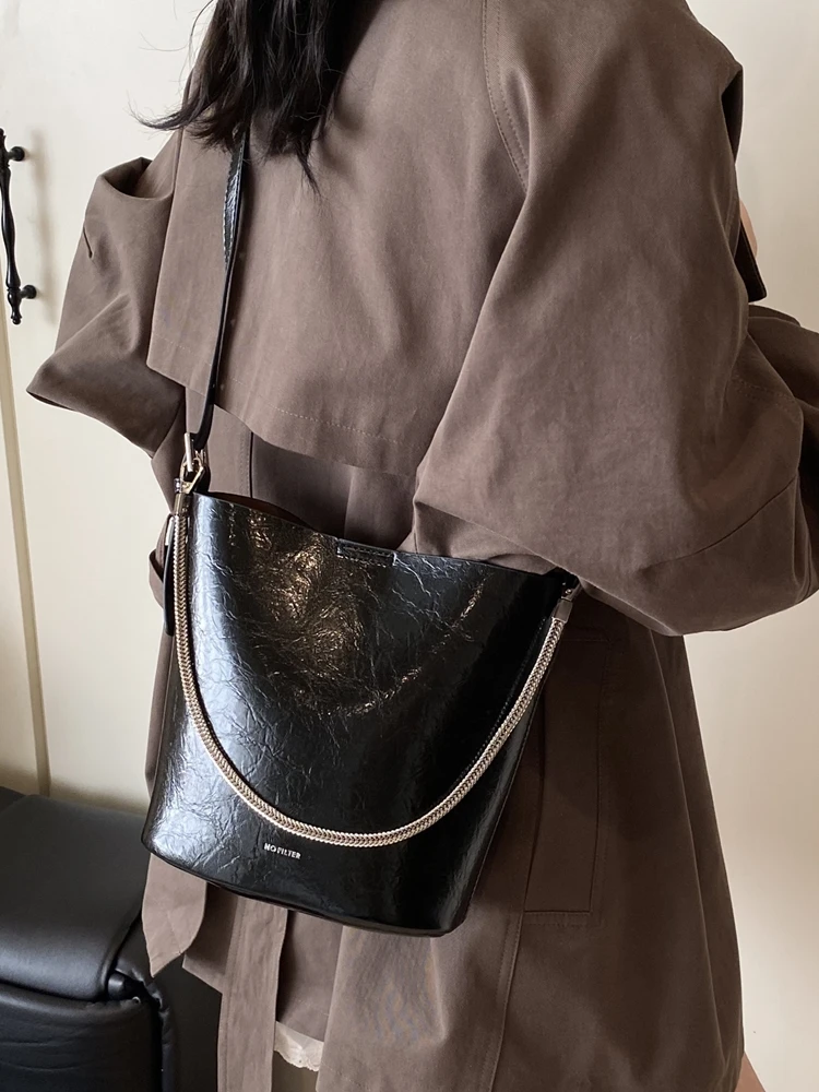 ファッショナブルなシンプルなバケットバッグレディースクロスボディバッグジッパー付きダブルストラップスタイリッシュな多用途カジュアルPUレザーハンドバッグ